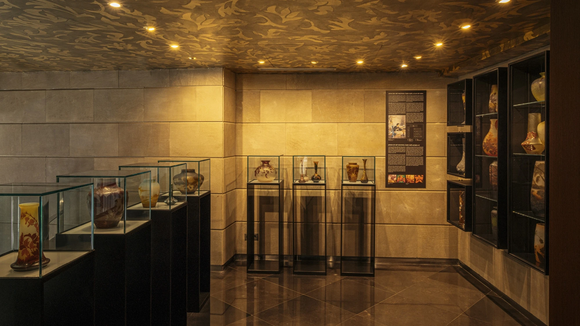Se ve una sala interior con vitrinas de exhibición y luces en el techo.