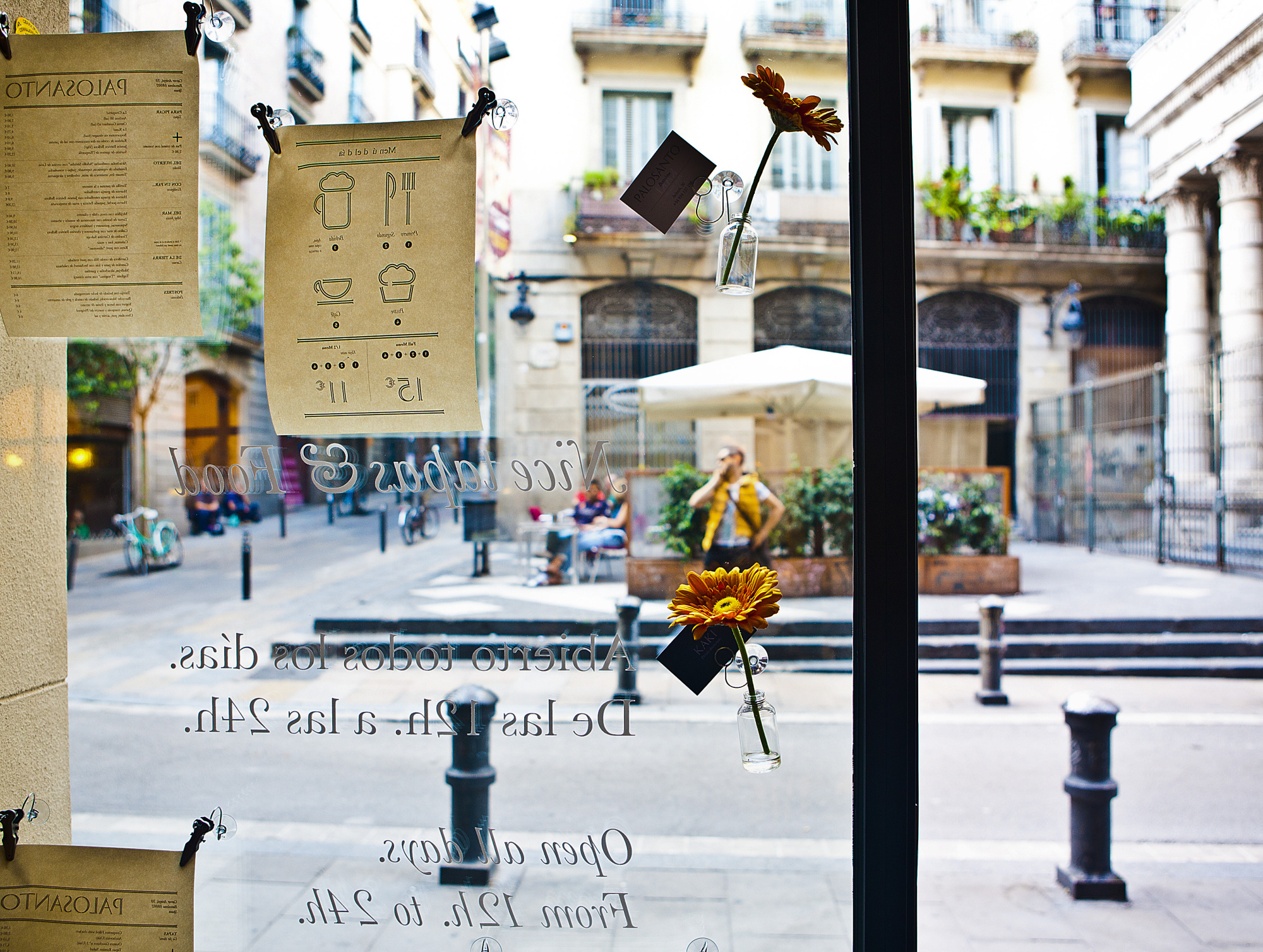 Se ve un patio con columnas, una fuente y una mesa con flores en el centro.