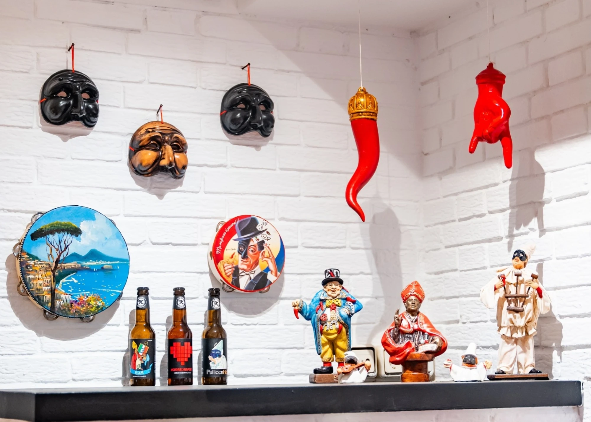 La imagen muestra un espacio interior con un mobiliario moderno y elegante, con tonos neutros y detalles decorativos que aportan un ambiente acogedor y sofisticado.