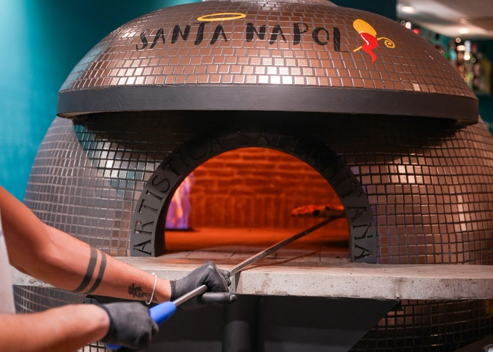 La imagen muestra un interior elegante con mobiliario moderno y detalles decorativos que crean un ambiente acogedor y sofisticado.