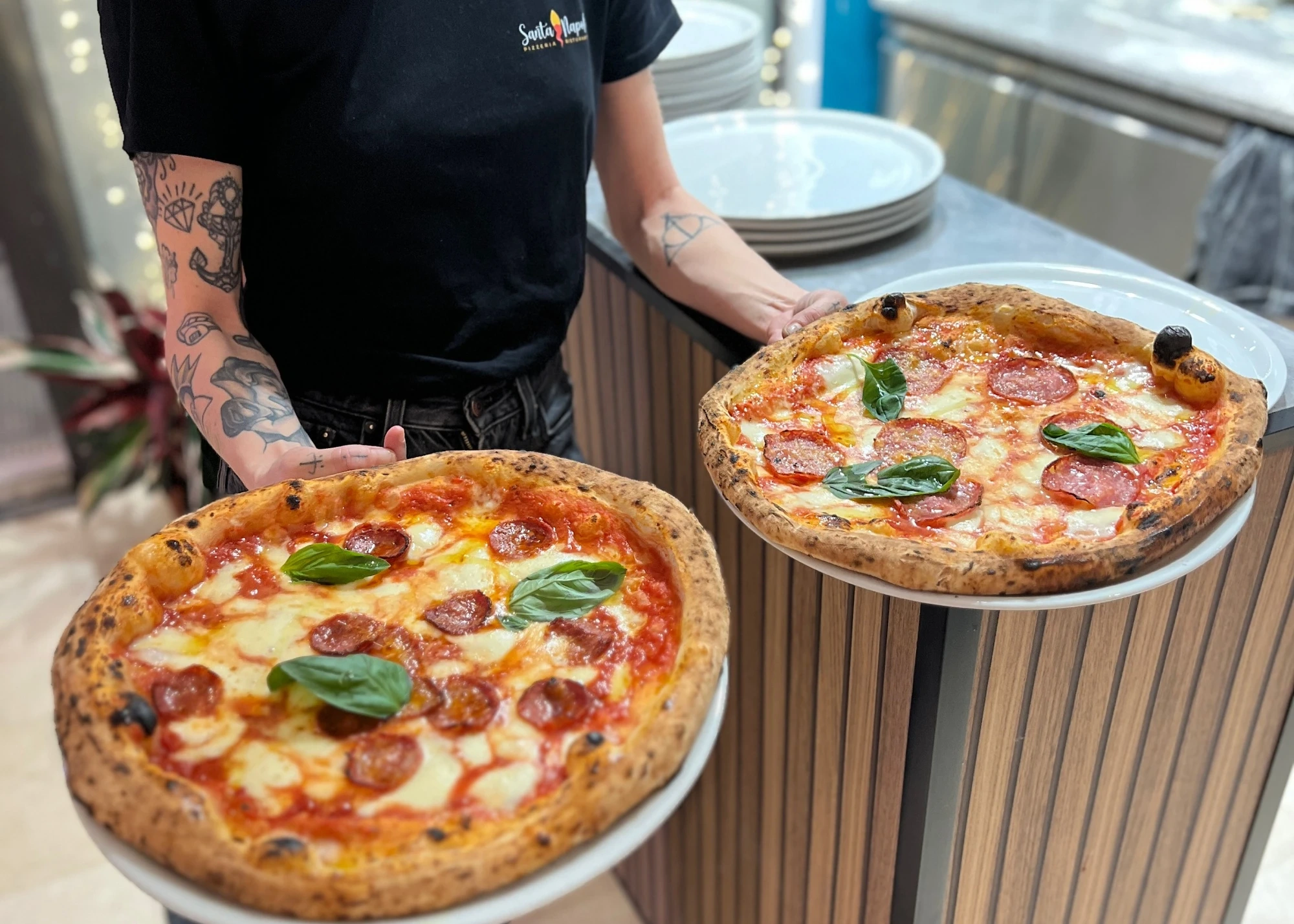 La imagen muestra un espacio interior con un mobiliario moderno y elegante, con tonos neutros y detalles decorativos que aportan calidez y sofisticación.