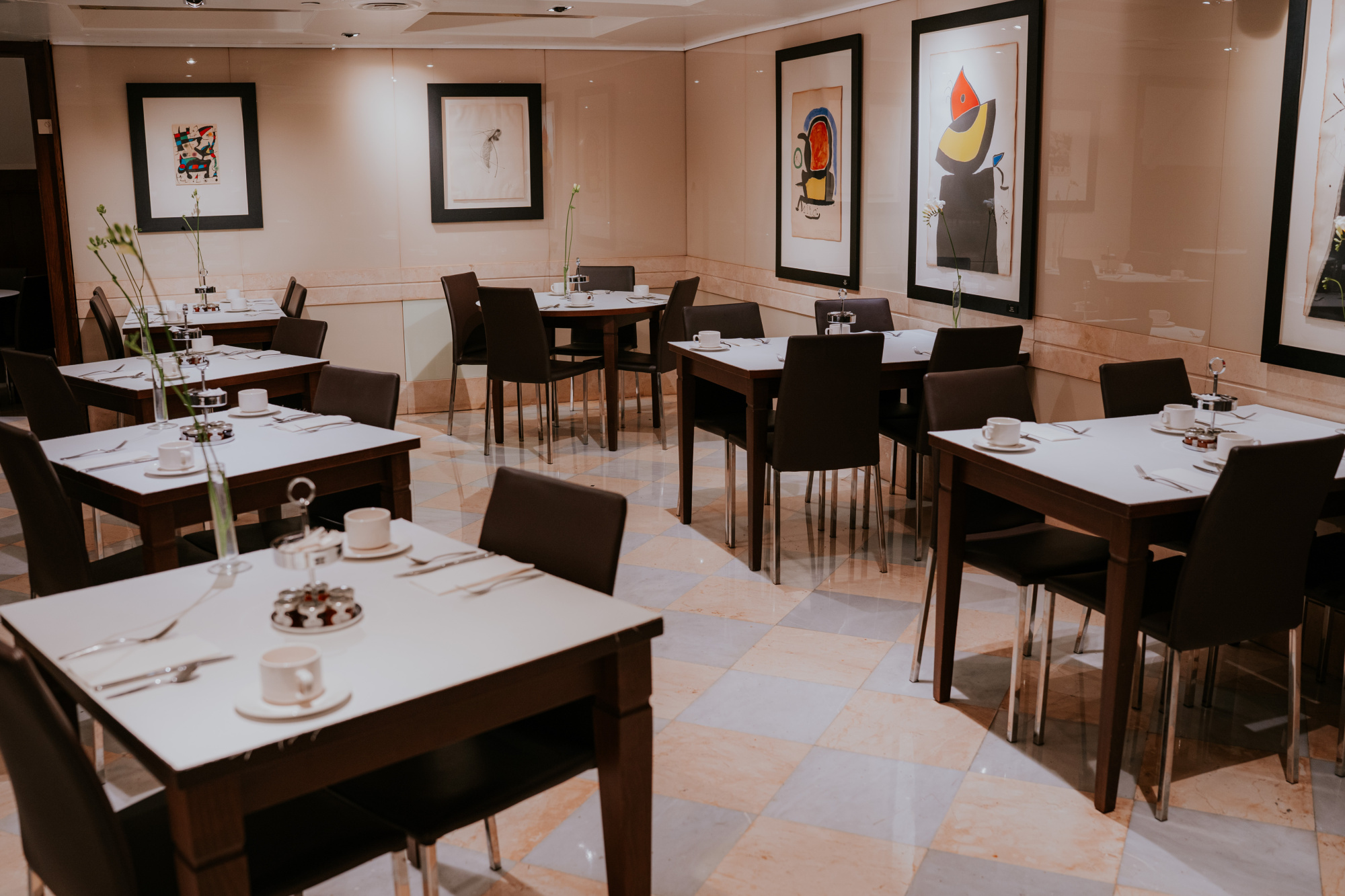 Una imagen que muestra un espacio interior elegante y moderno, con detalles en tonos neutros y una iluminación suave que crea un ambiente acogedor.