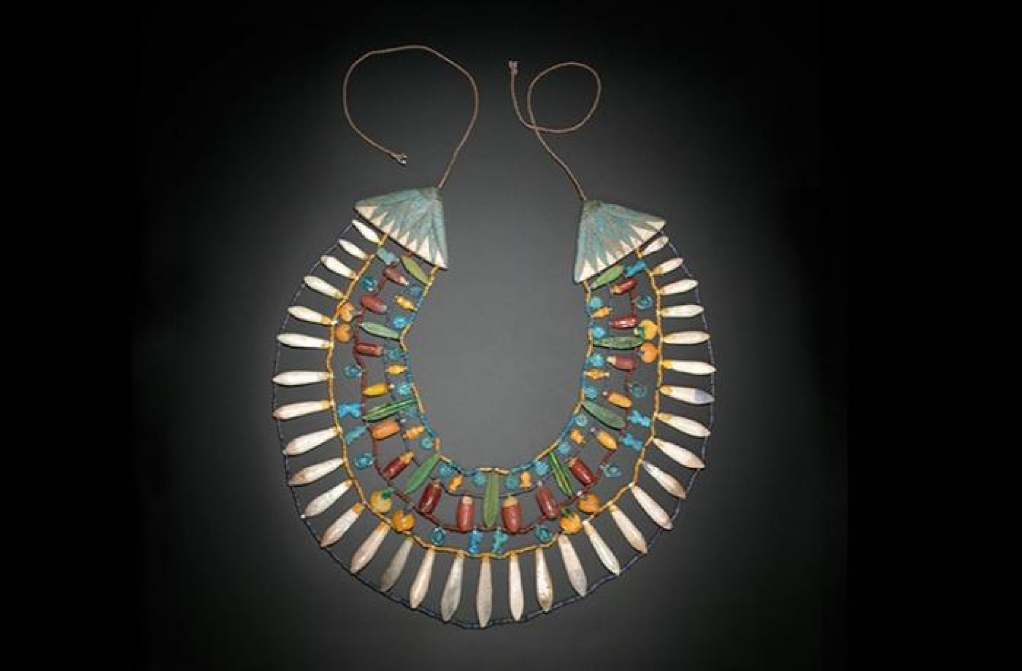 Collaret *usekhet*
Regne Nou, Dinastia XVIII (1550-1307 aC)
Faiança
Amplària: 40 cm
Inv.: MEB E-838