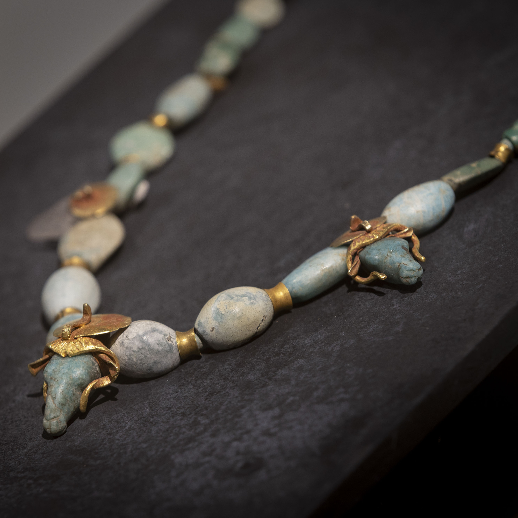 Collaret cuixita d'or i turquesa
Baixa Època
Dinastia XXV (715-664 aC)
Or i turquesa
Longitud: 40 cm
Inv.: MEB E-840