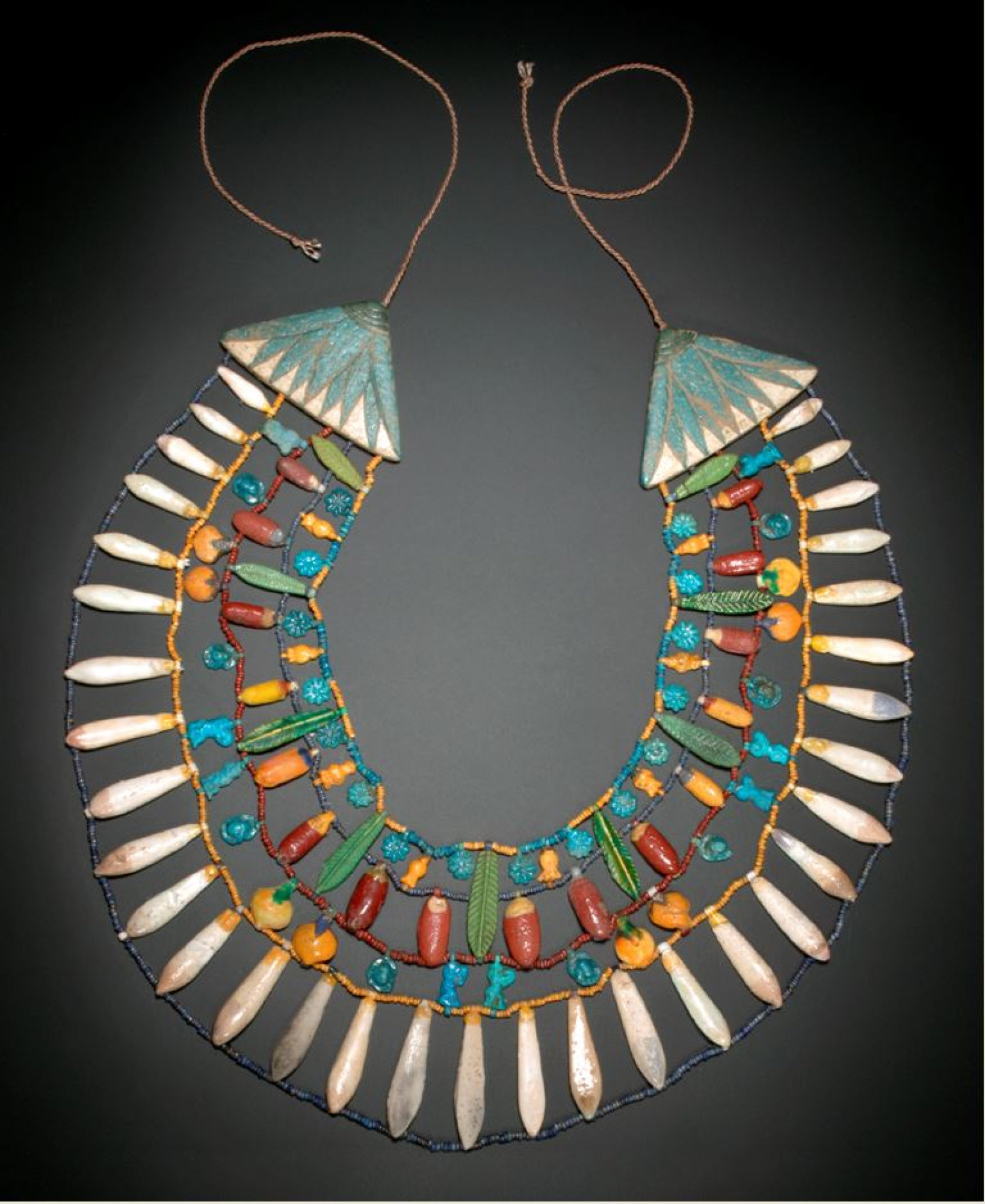 Collaret usekhet
Regne Nou, Dinastia XVIII (1550-1307 aC)
Faiança
Amplària: 40 cm
Inv.: MEB E-838