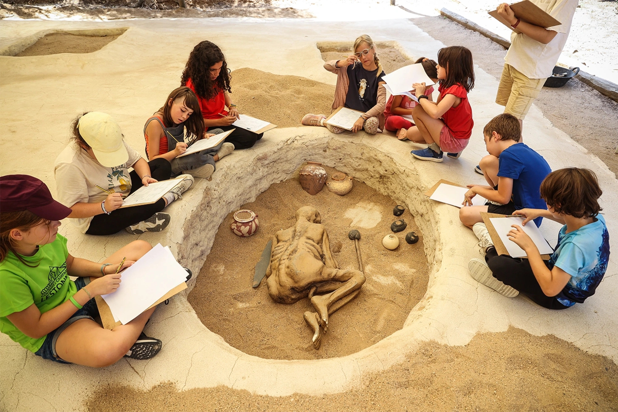 Activitat combinada d'excavació  i taller de momificació, al Campus Arqueològic.