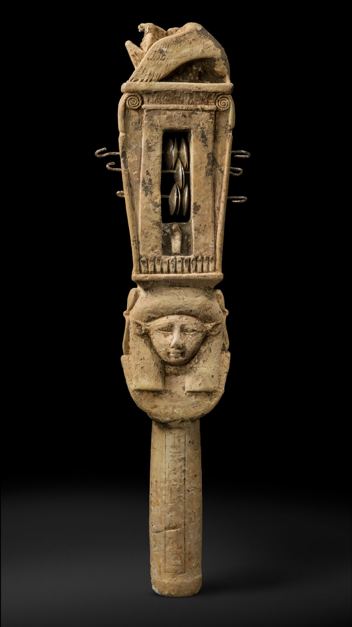 Sistre
Dinastia XXVI, regnat d’Amasis (570-526 aC)
Faiança i plata
Alçada: 40 cm
Inv.: MEB E-465