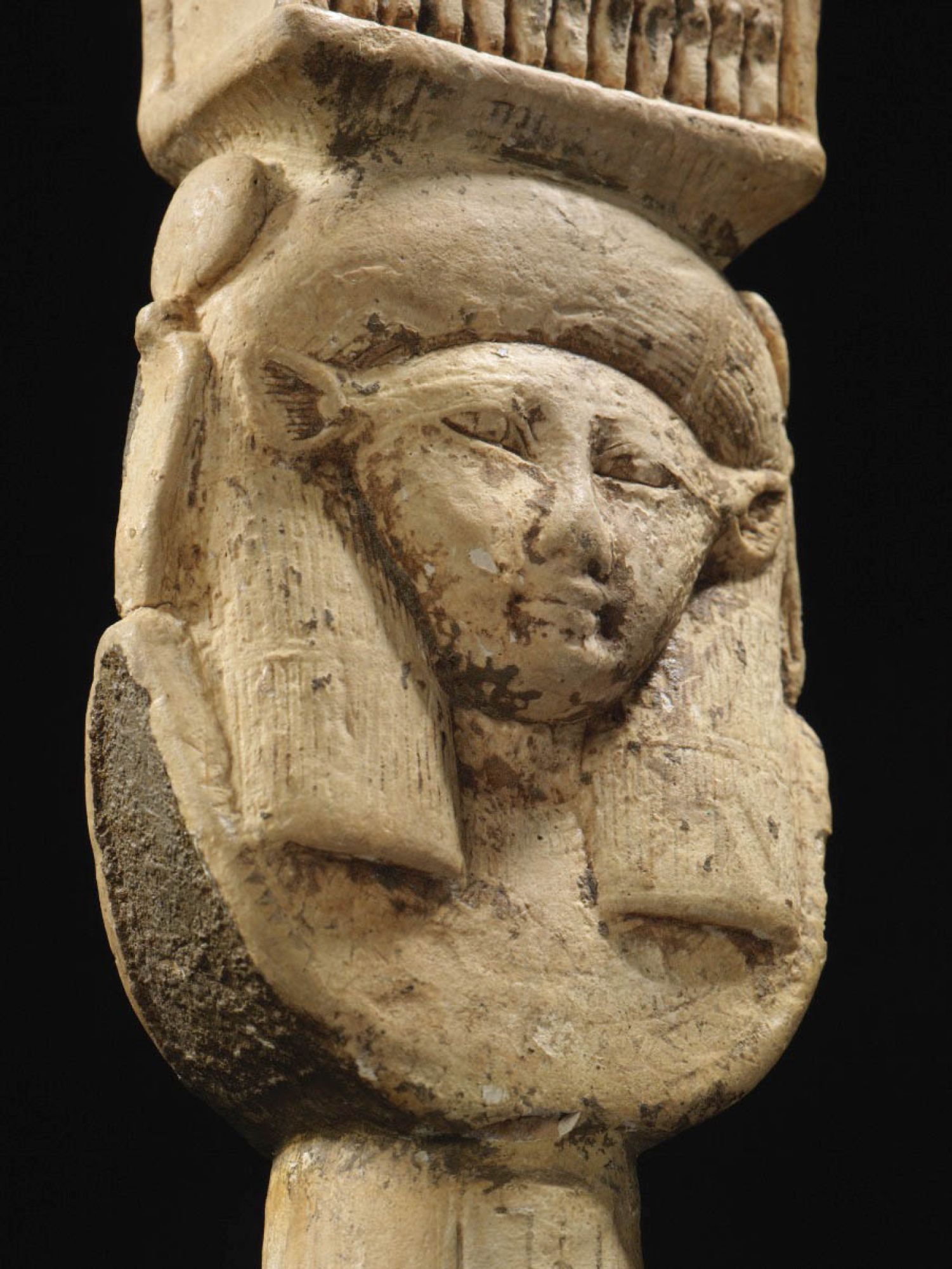 Sistre
Dinastia XXVI, regnat d’Amasis (570-526 aC)
Faiança i plata
Alçada: 40 cm
Inv.: MEB E-465