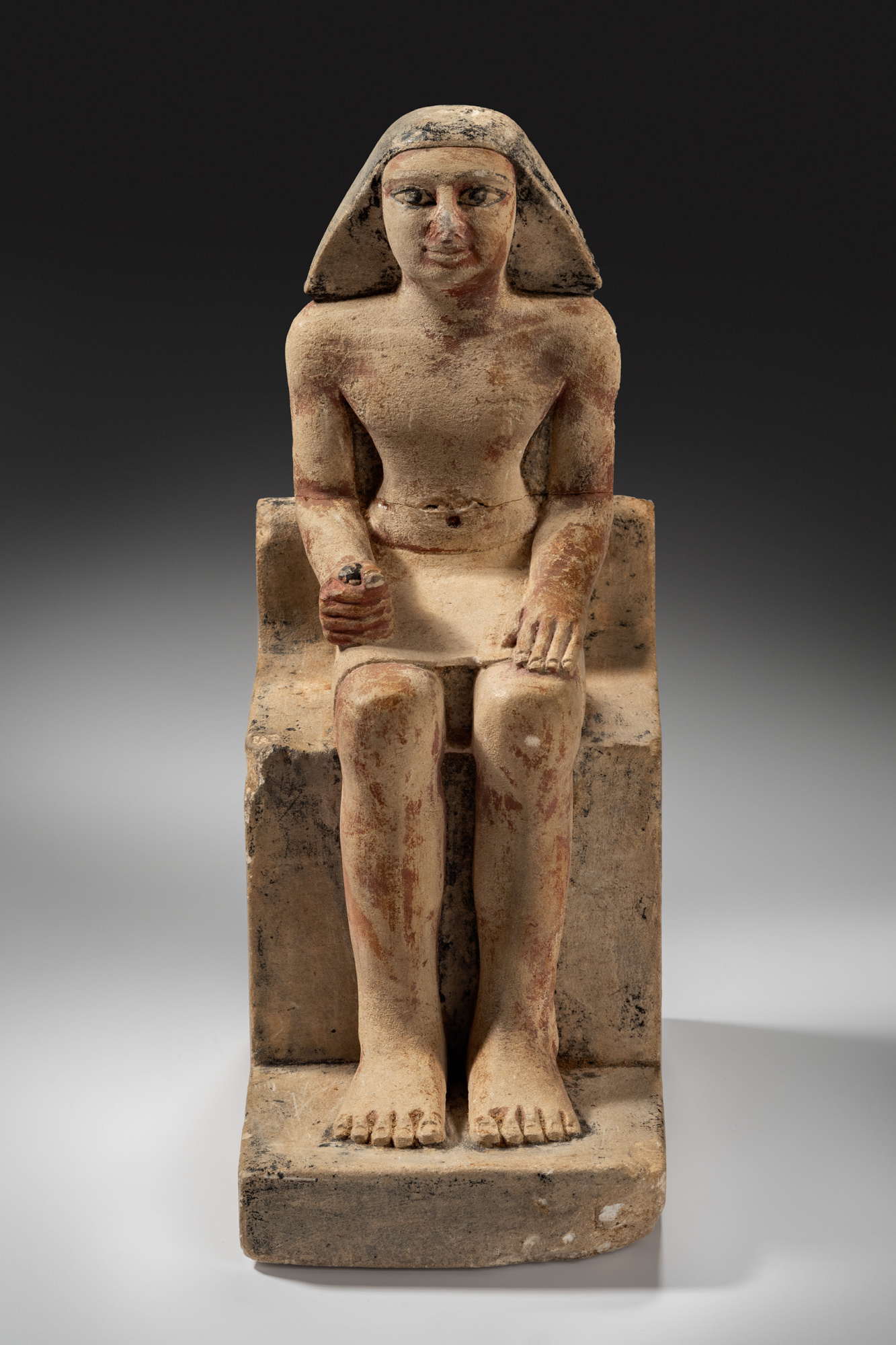 Noble assegut
Regne Antic, dinastia V (2645-2323 aC)
Pedra calcària pintada
Alçada: 18 cm
Inv.: MEB E-697