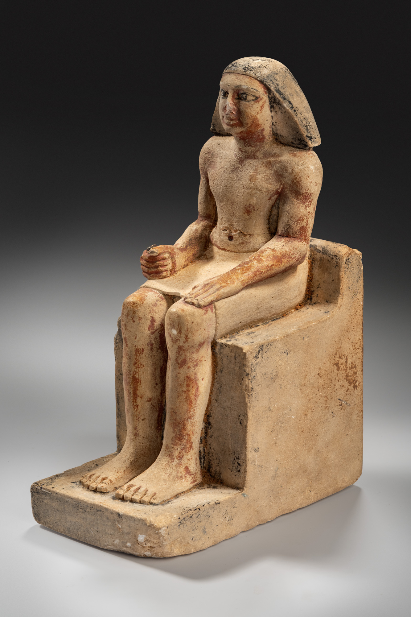 Noble assegut
Regne Antic, dinastia V (2645-2323 aC)
Pedra calcària pintada
Alçada: 18 cm
Inv.: MEB E-697