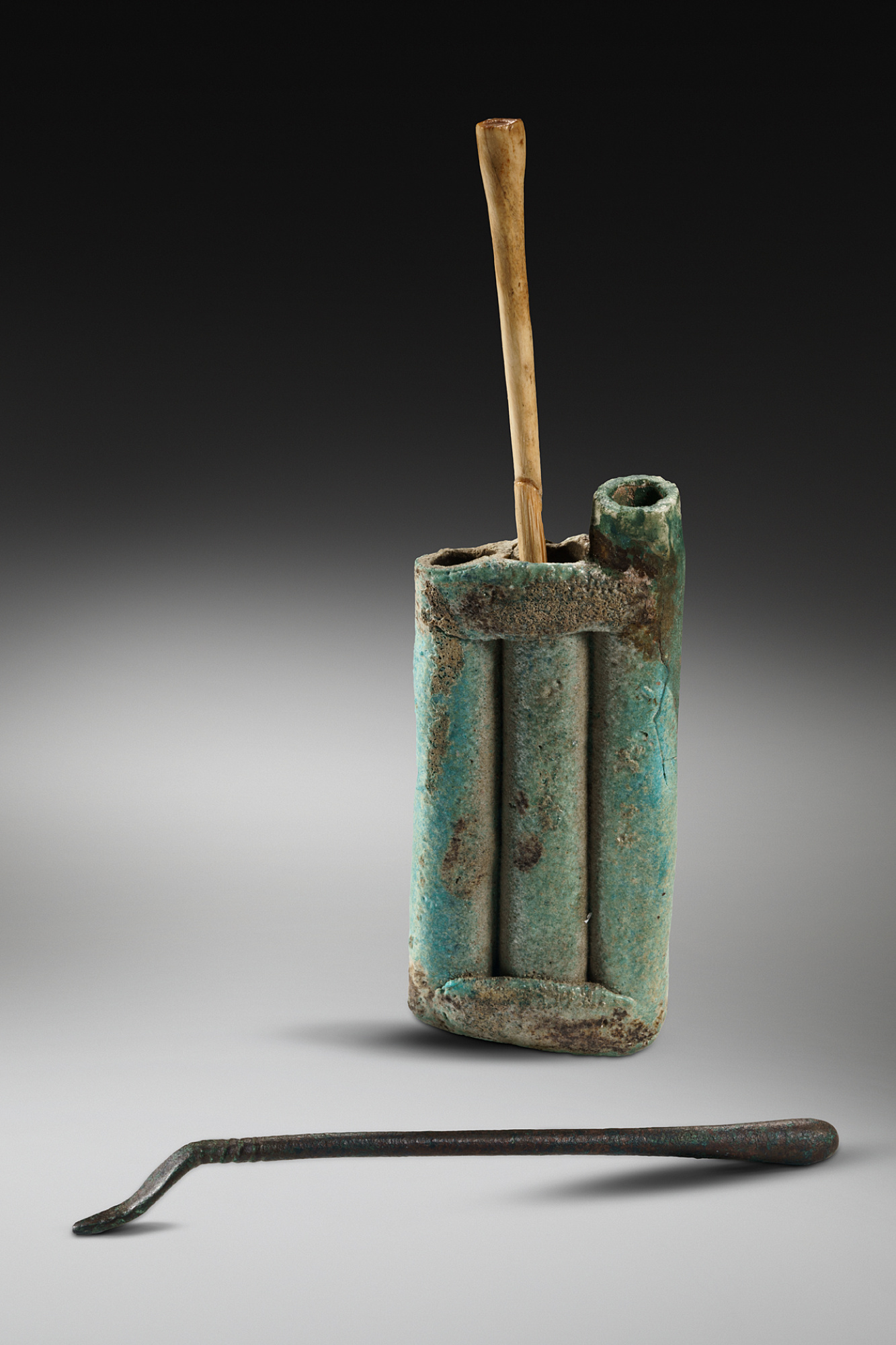 Pot d’alcofoll
Regne Nou, Dinastia XIX (1307-1196 aC)
Faiança, bronze i os
Alçada: 7 cm
Inv.: MEB E-950, E-955 i E-956