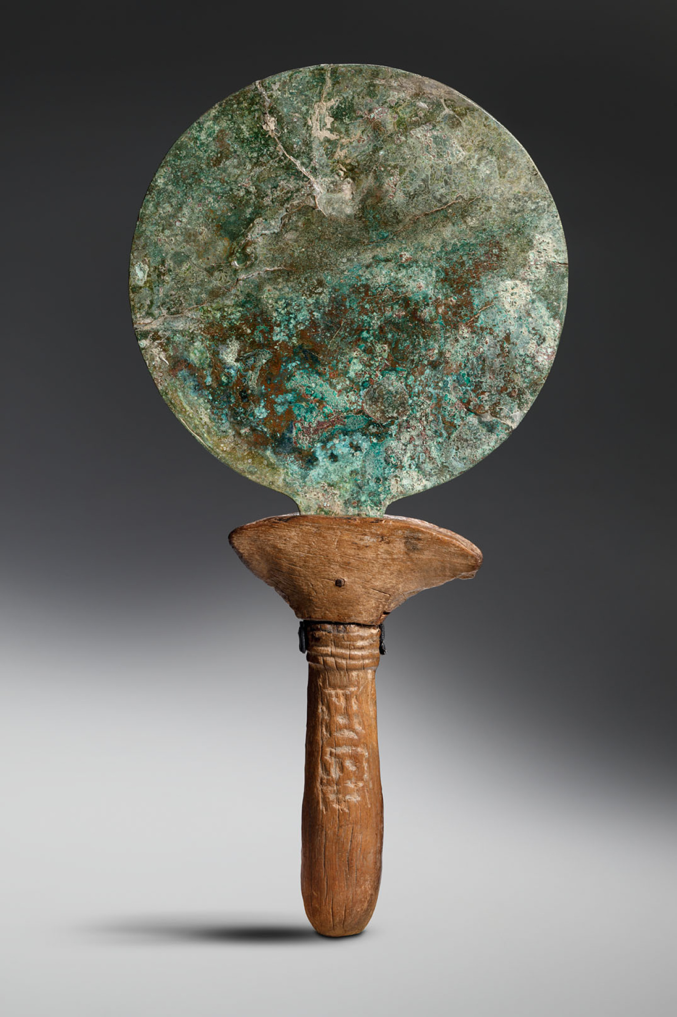 Mirall egipci de bronze
Regne Nou, Dinastia XVIII (1550-1070 aC)
Fusta i bronze
Amplària: 29 cm
Inv.: MEB E-1072