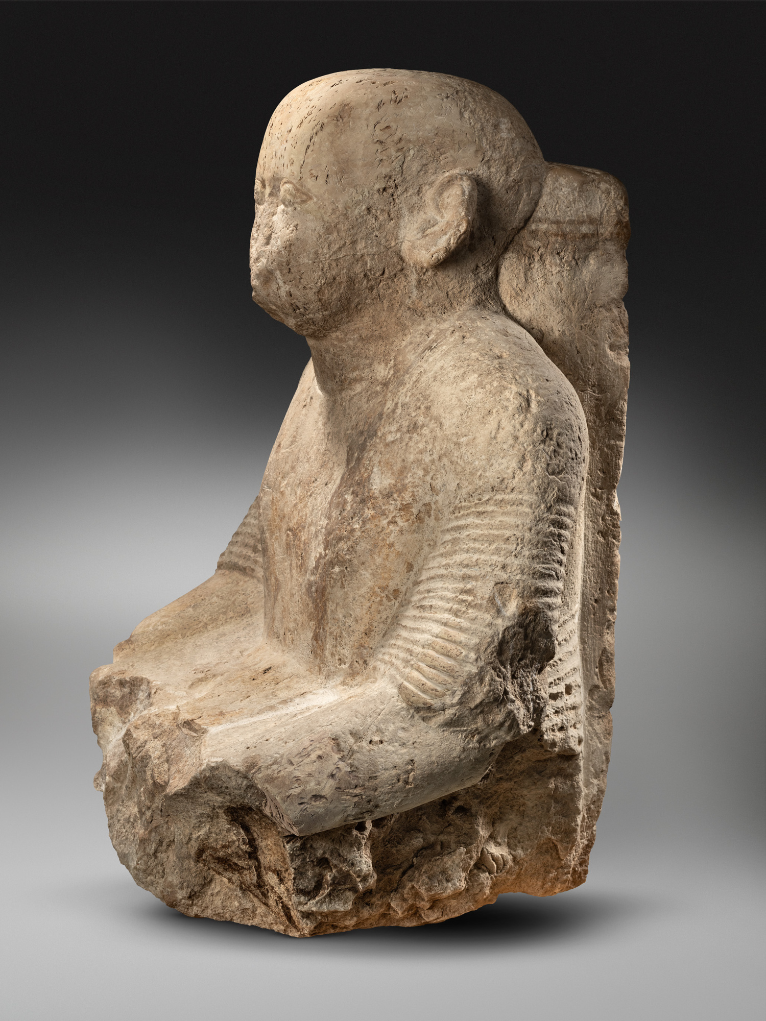 Lateral esquerre d'estàtua d'un noble ramèssida
Regne Nou, Dinastia XIX (1307-1196 aC)
Pedra calcària
Alçada: 63 cm
Inv.: MEB E-1134