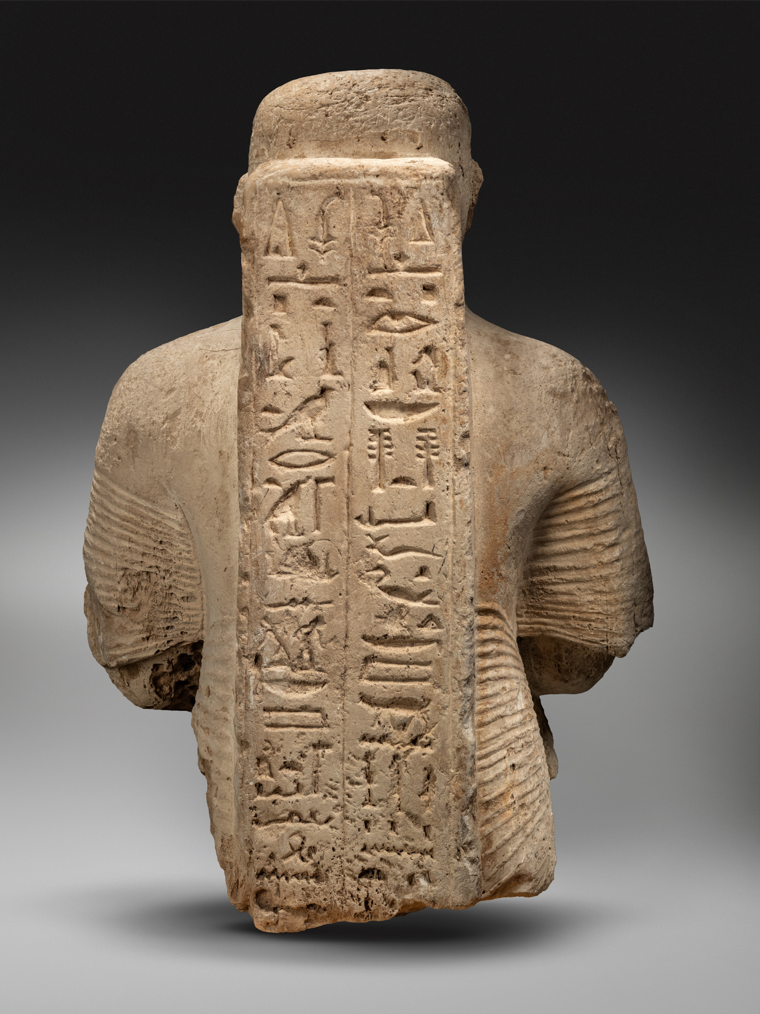 Dorsal d'estàtua d'un noble ramèssida
Regne Nou, Dinastia XIX (1307-1196 aC)
Pedra calcària
Alçada: 63 cm
Inv.: MEB E-1134