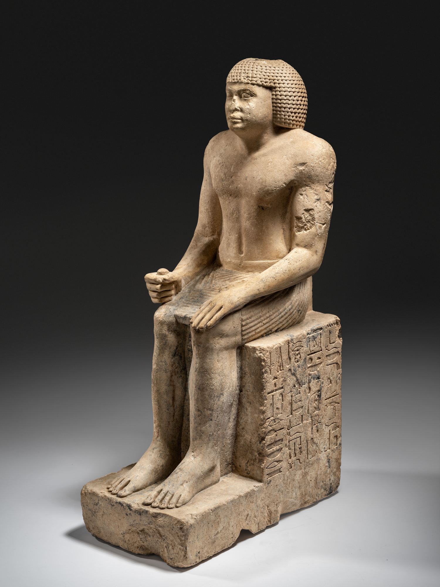 Noble assegut
Regne Antic, dinastia V (2645-2323 aC)
Pedra calcària pintada
Alçada: 18 cm
Inv.: MEB E-697