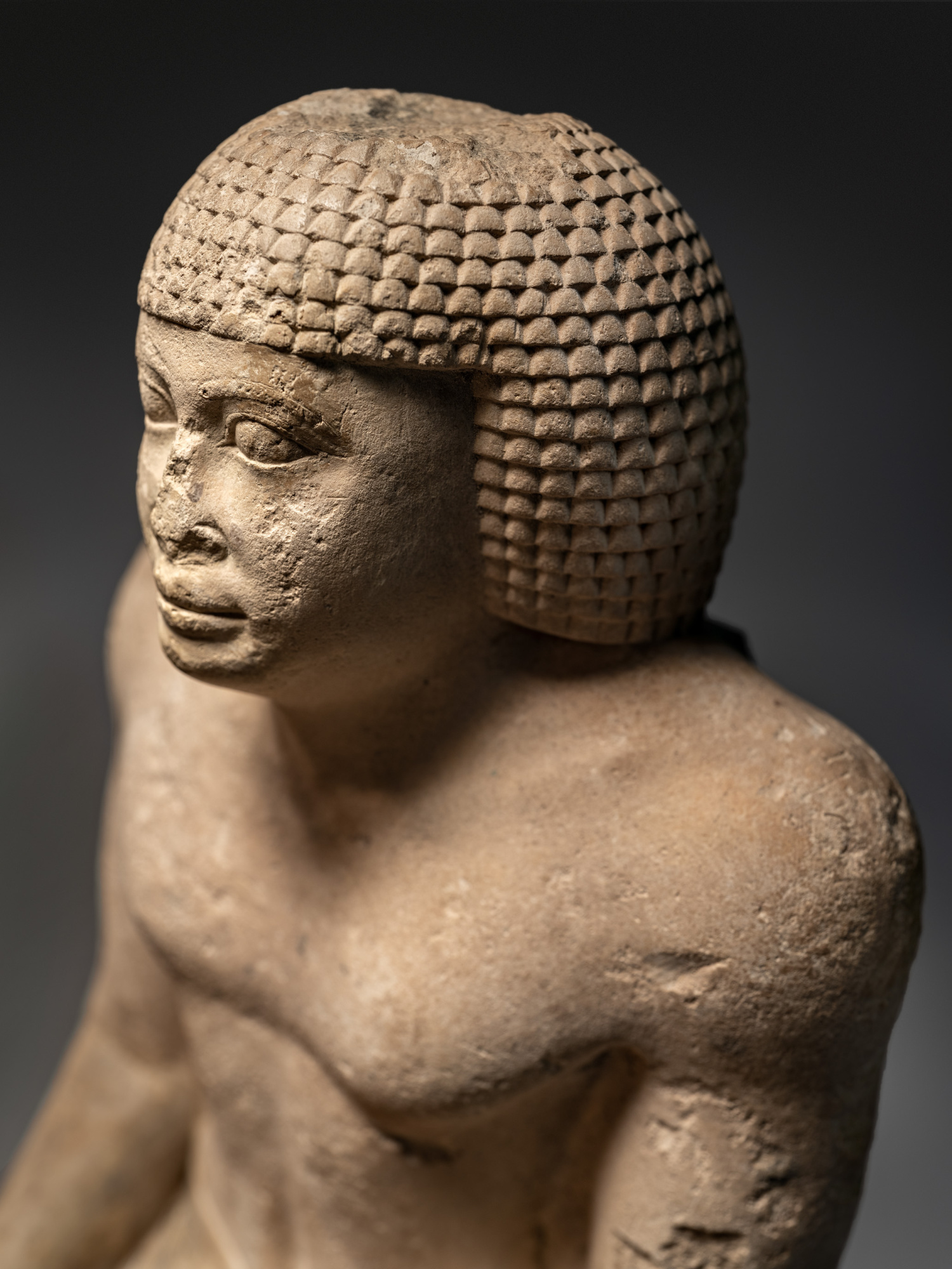 Noble assegut
Regne Antic, dinastia V (2645-2323 aC)
Pedra calcària pintada
Alçada: 18 cm
Inv.: MEB E-697