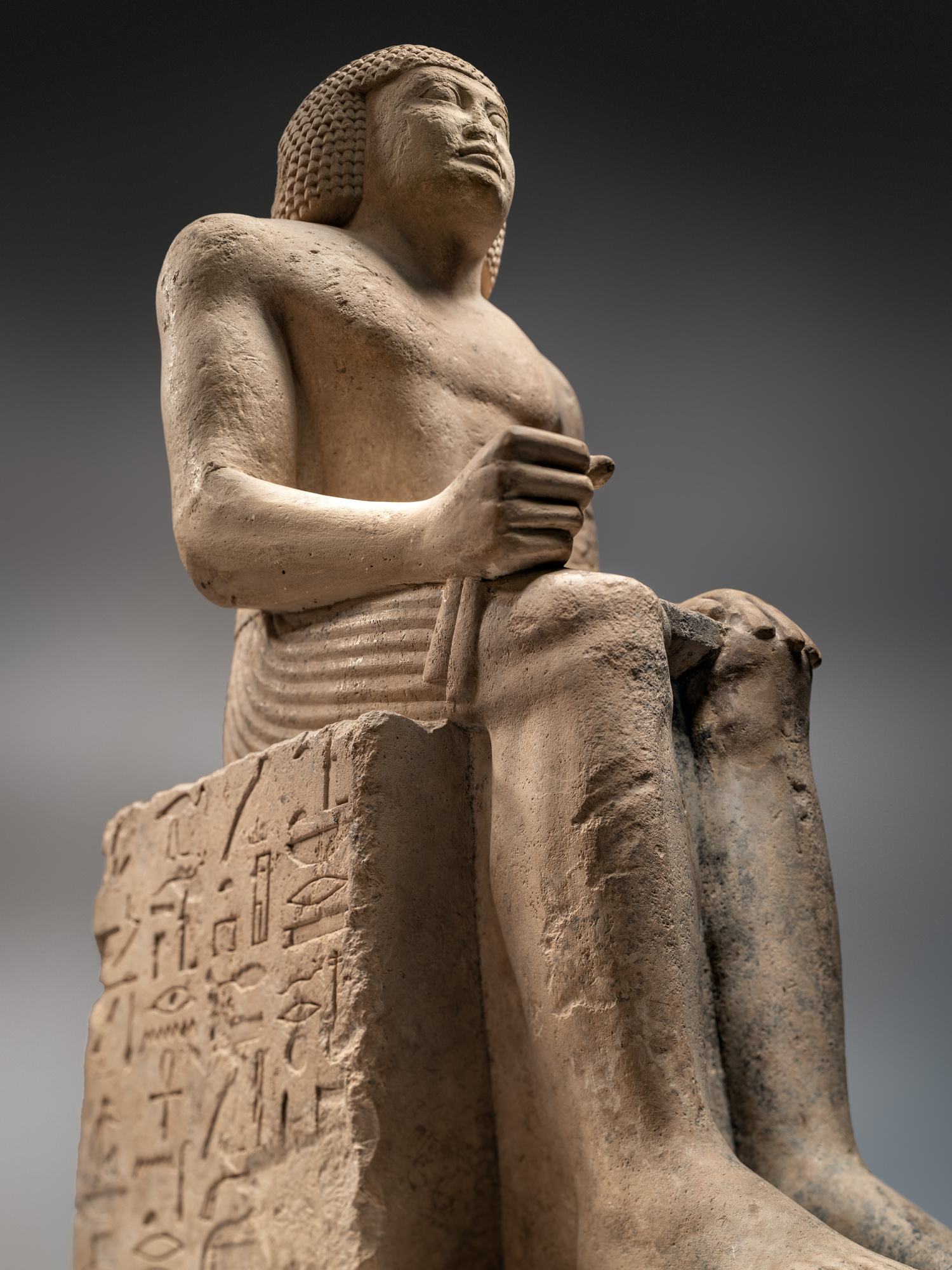 Noble assegut
Regne Antic, dinastia V (2645-2323 aC)
Pedra calcària pintada
Alçada: 18 cm
Inv.: MEB E-697