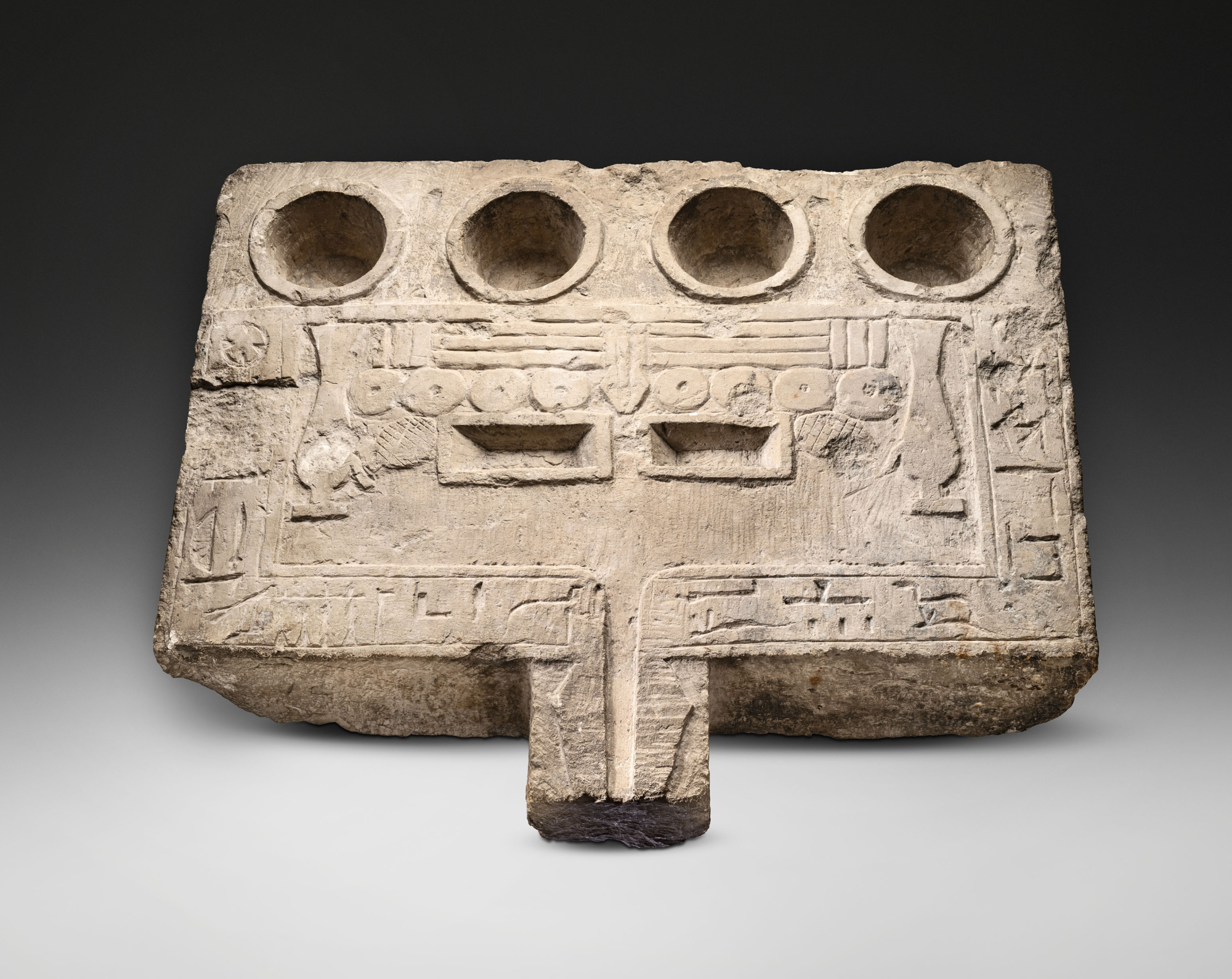 Taula d'ofrenes
Regne Nou (1550-1070 aC)
Pedra calcària
Longitud: 60 cm
Inv.: MEB E-294