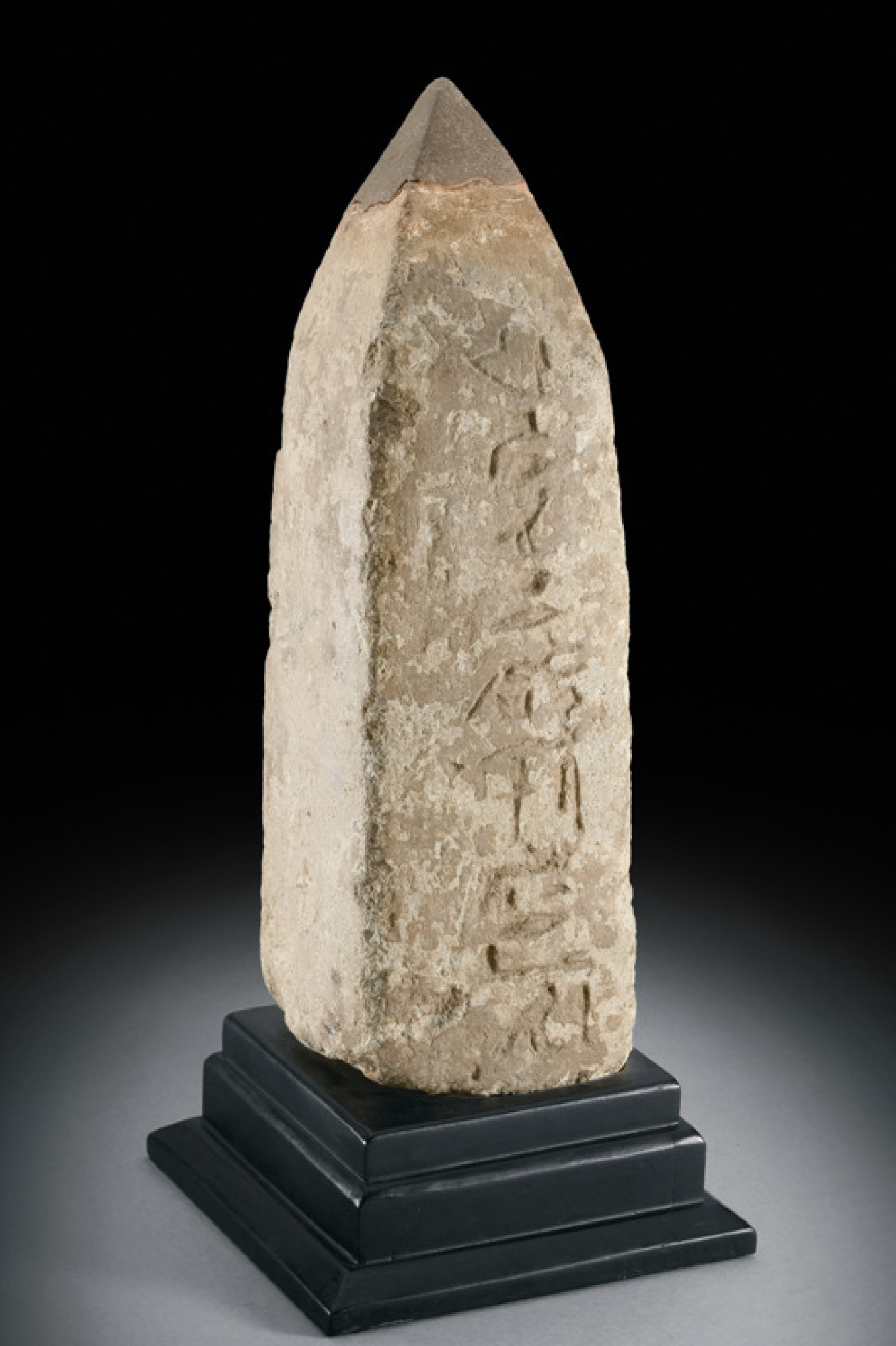 Obelisc de Hemre
Regne Antic, dinastia VI (2323-2150 aC)
Pedra calcària
Alçada: 30 cm
Inv.: MEB E-302