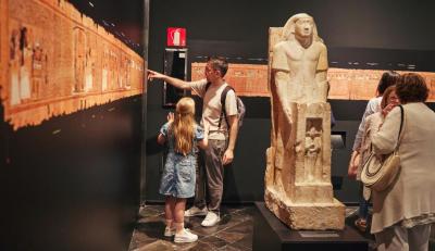 Visitants a l exposicio sortir al dia