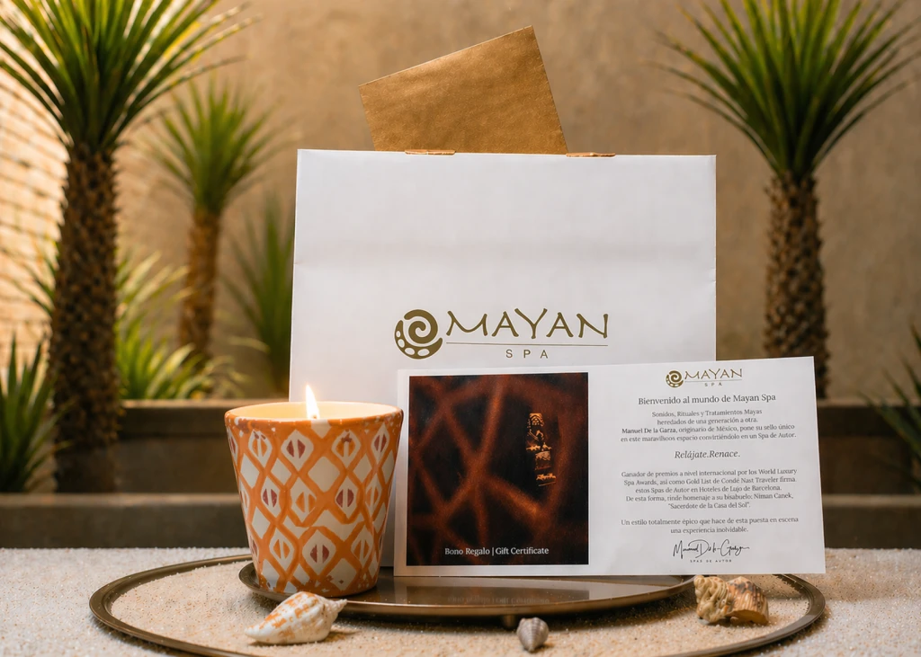 Un kit de regalo de spa sobre una bandeja con una vela y materiales informativos junto a una taza decorativa.
