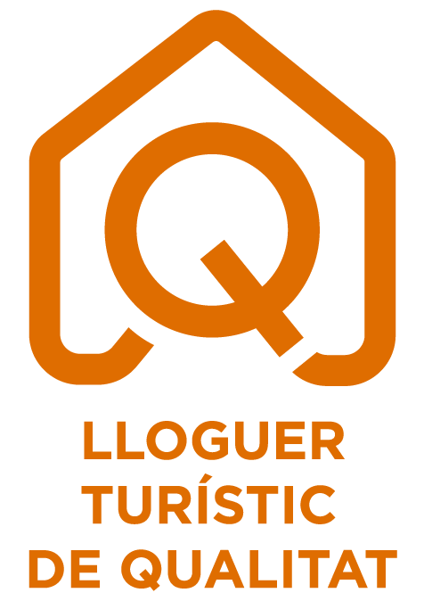 El logotipo “LLOGUER TURÍSTIC DE QUALITAT” aparece en color naranja sobre fondo negro.