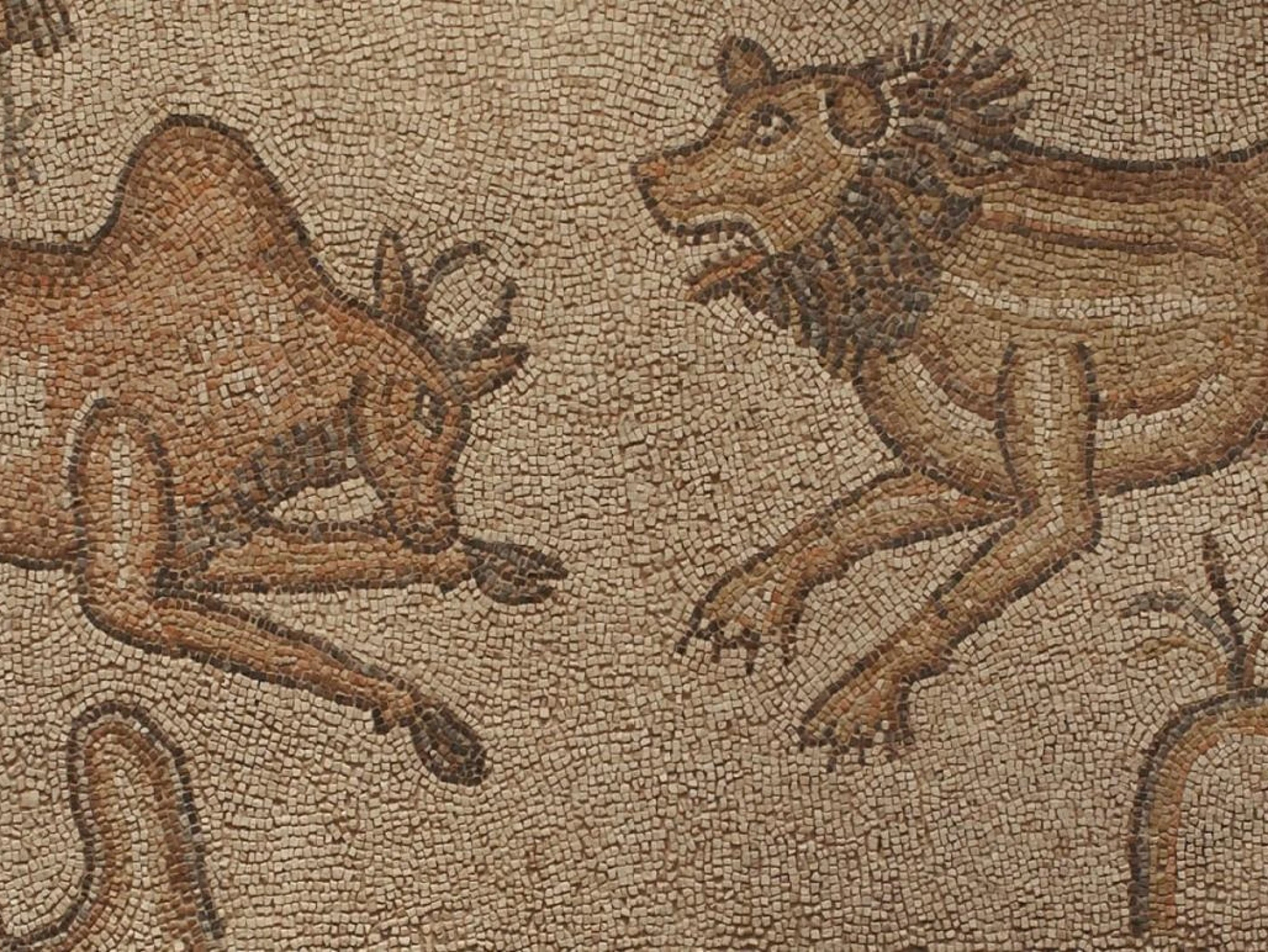 Se ve un mosaico romano con figuras de animales y personas sobre un fondo de pequeñas piezas de piedra.
