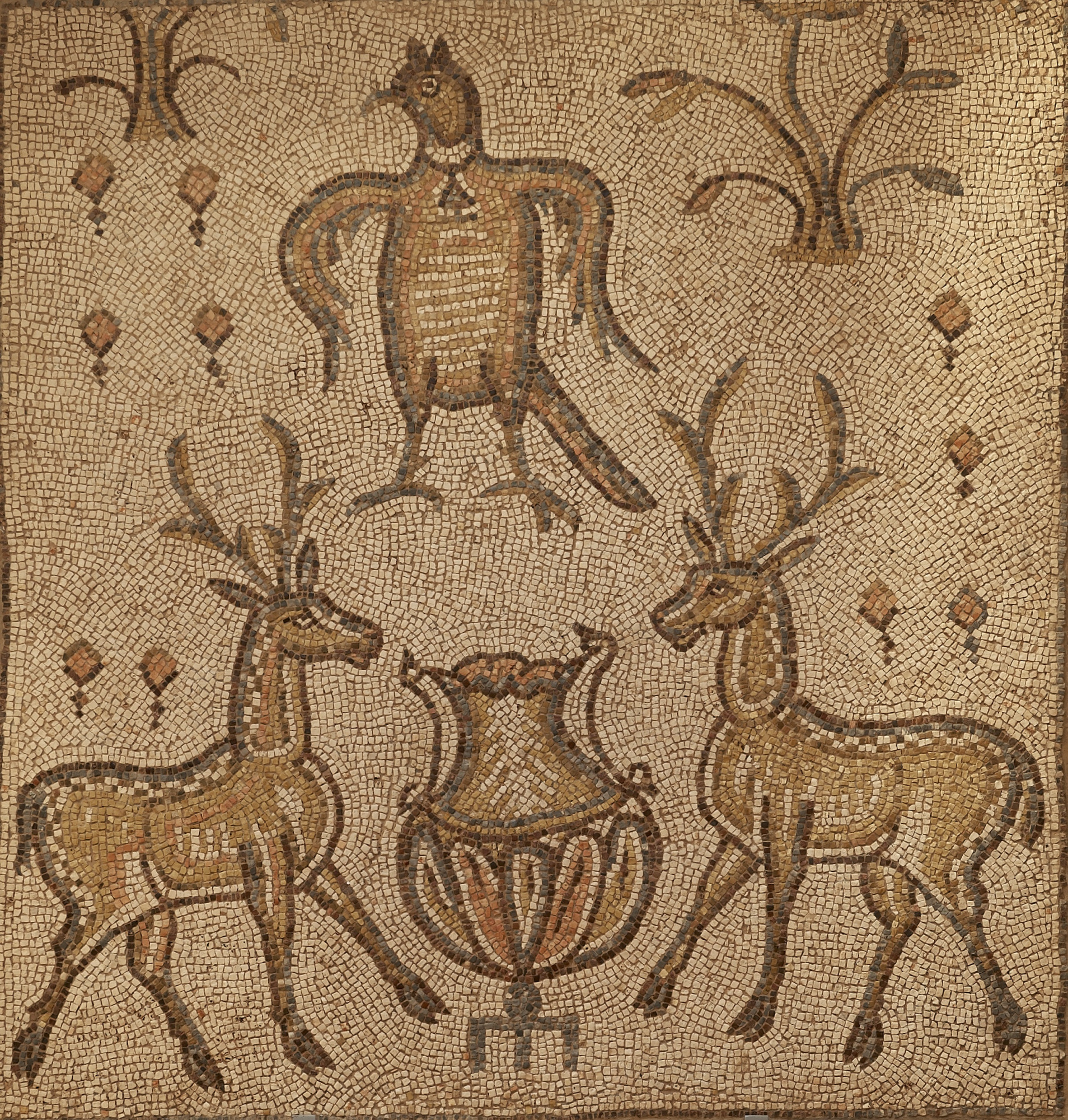 El mosaico muestra figuras de animales sobre un fondo con patrones geométricos.