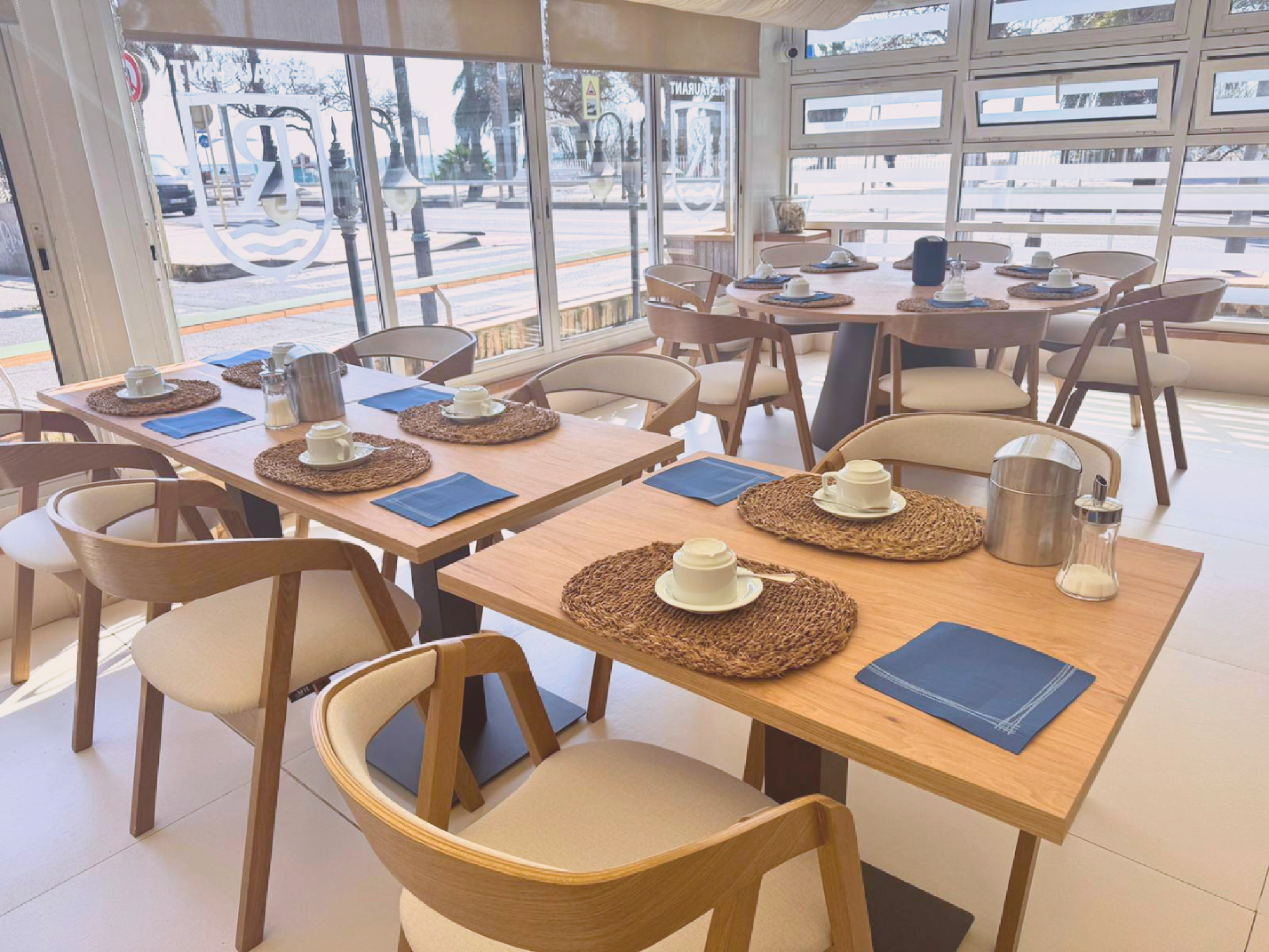 Una imagen que muestra un diseño gráfico con elementos abstractos y formas geométricas en tonos neutros y oscuros, ideal para presentaciones creativas o proyectos de diseño.