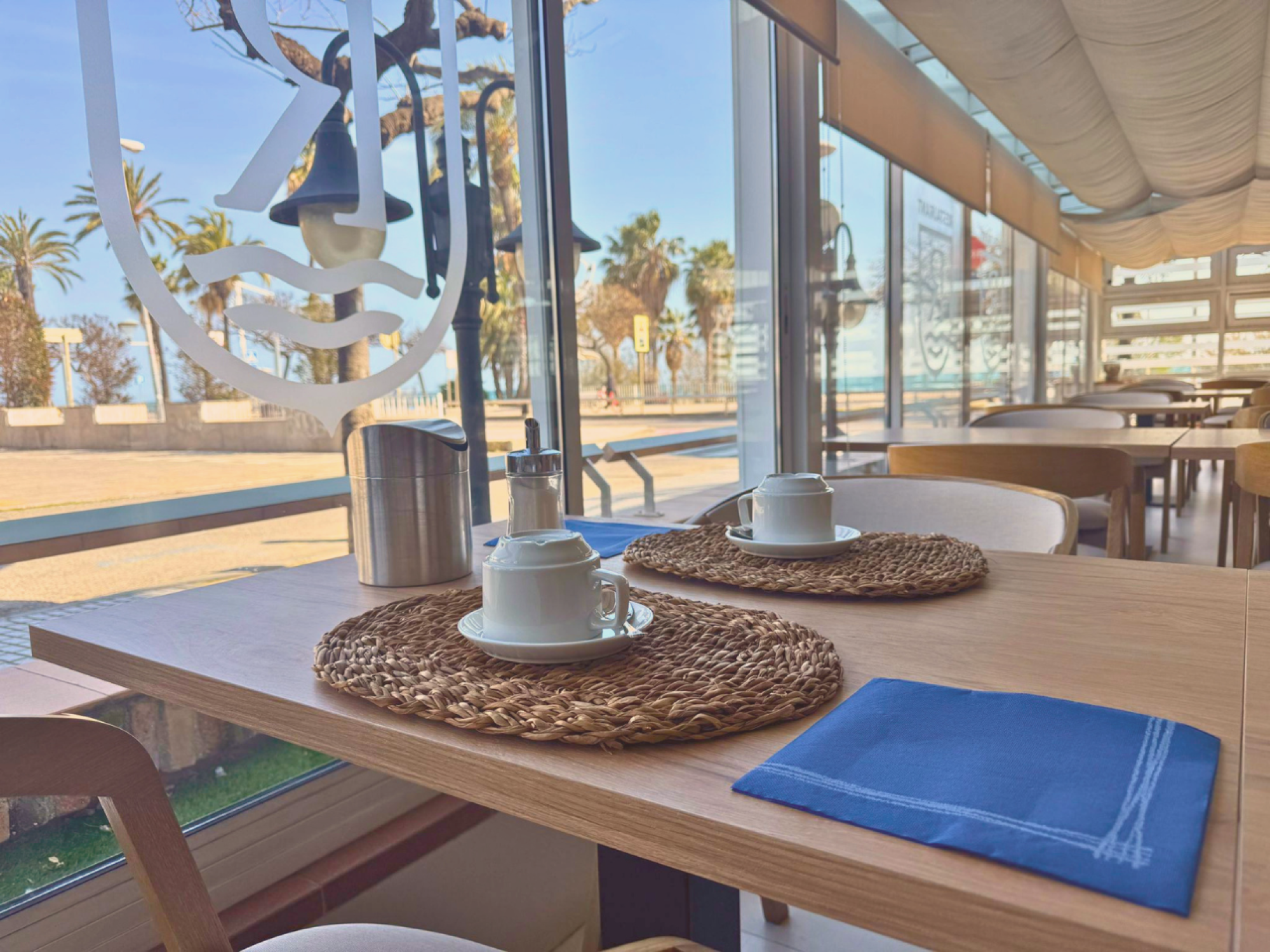 Una imagen que muestra un diseño gráfico con elementos abstractos y formas geométricas en tonos neutros y oscuros, ideal para presentaciones creativas o proyectos de diseño.