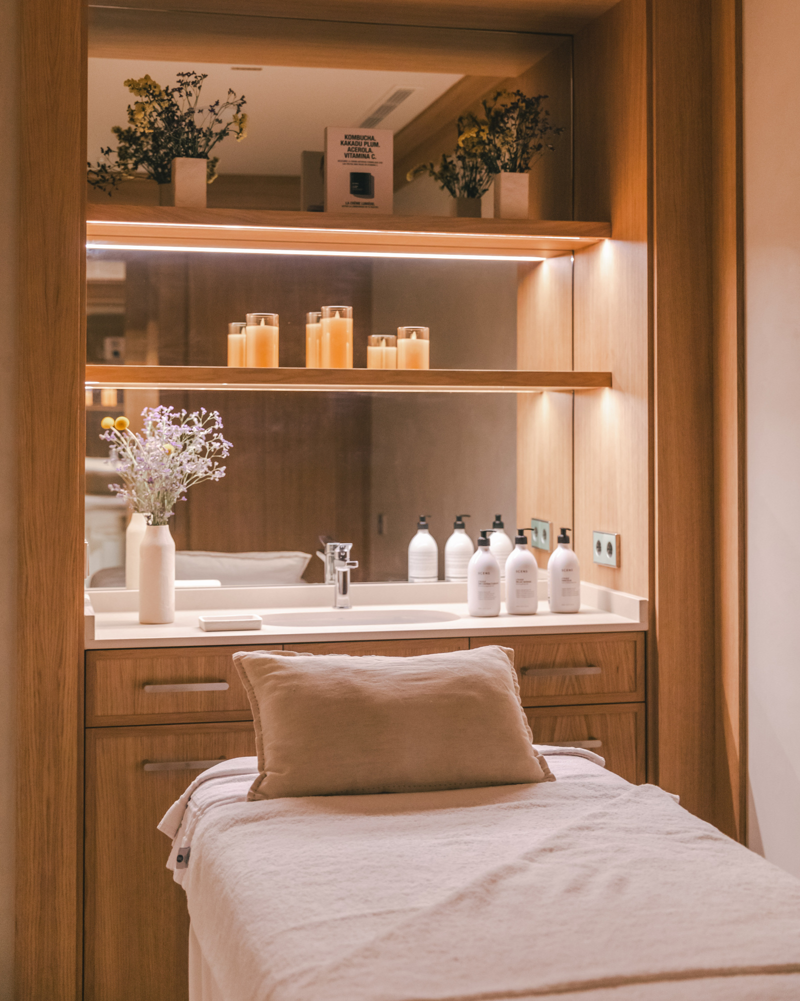 La imagen muestra un espacio interior elegante con mobiliario moderno y detalles decorativos que transmiten comodidad y estilo, ideal para una experiencia hotelera sofisticada.