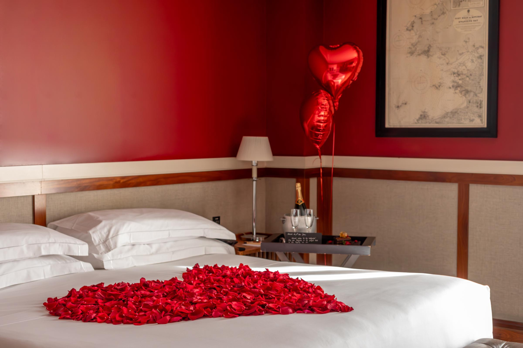 Una cama decorada con rosas, que transmite una sensación de elegancia y romanticismo, ideal para un ambiente de hotel acogedor y sofisticado.