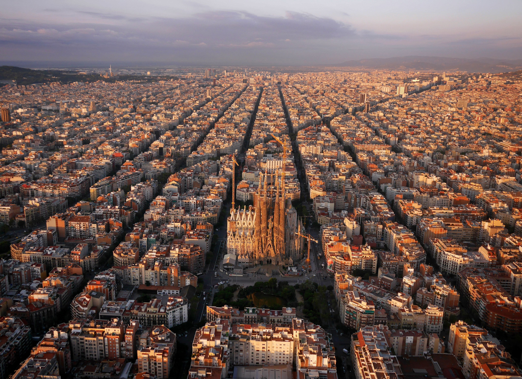 Vista aérea de un entramado urbano con calles rectas y edificios en Barcelona.