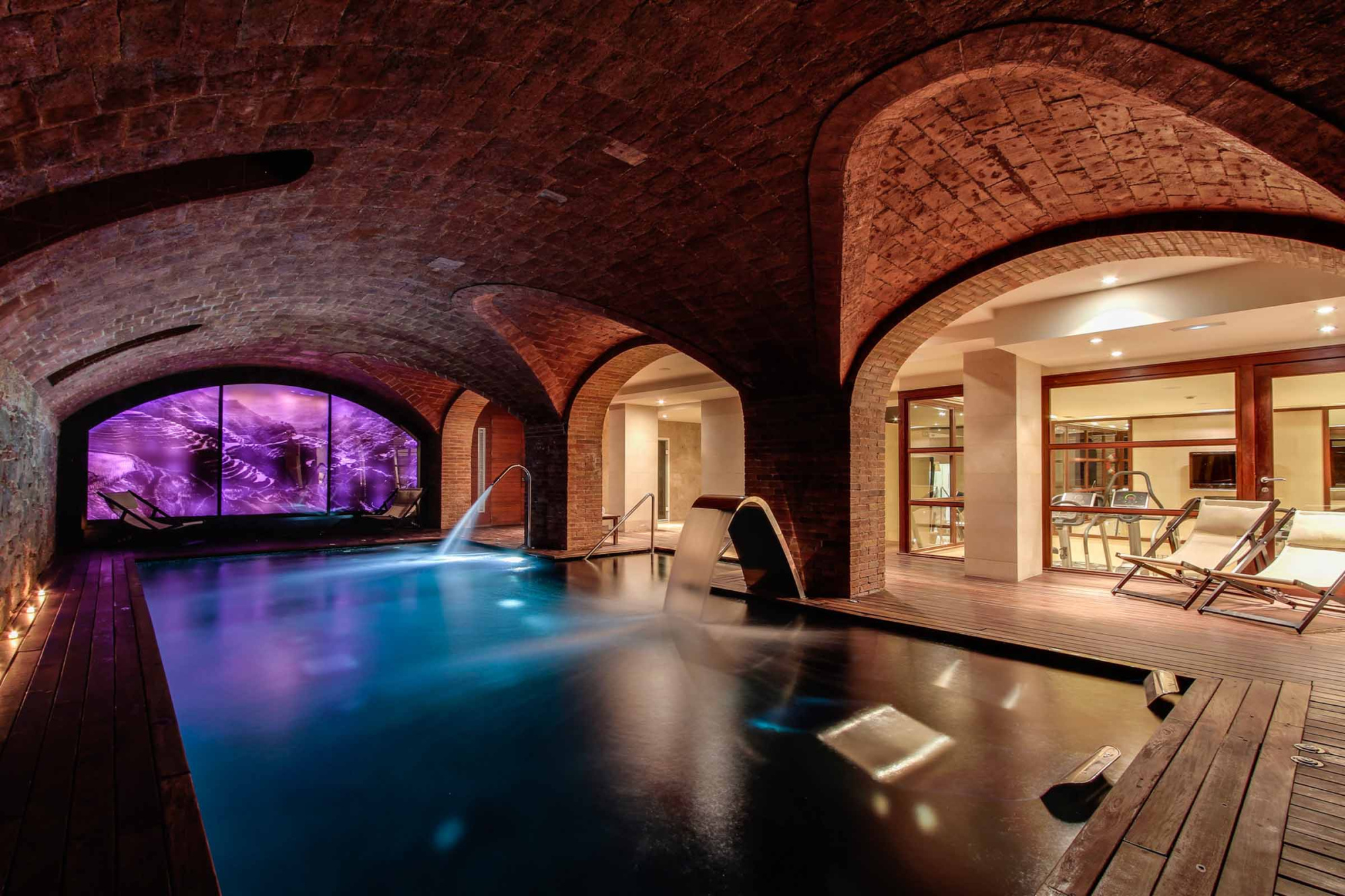 Una imagen que muestra un spa con una decoración moderna y elegante, con tonos neutros y una iluminación suave que crea un ambiente acogedor.