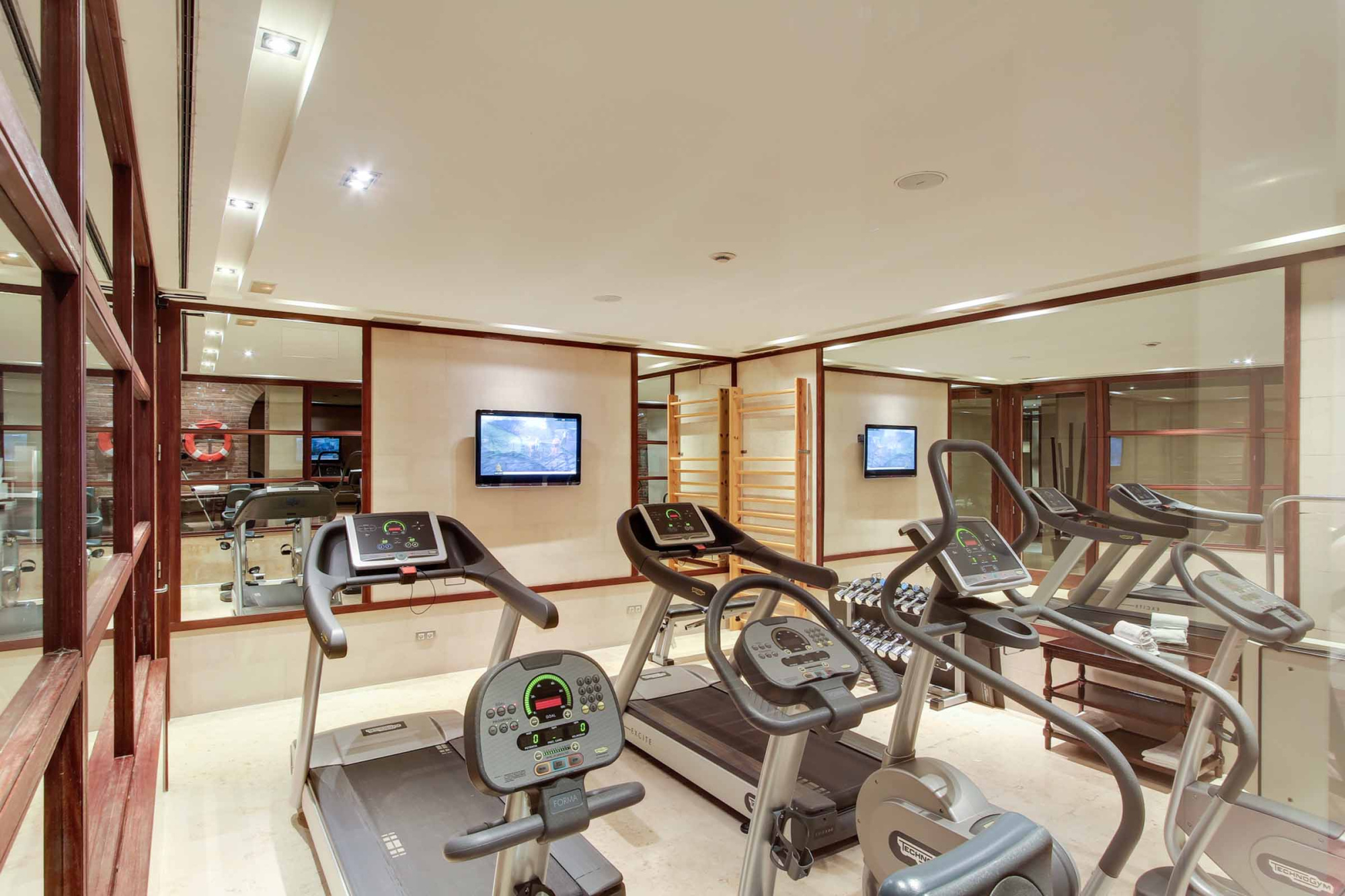 Máquinas de gimnasio visibles en una sala de entrenamiento.