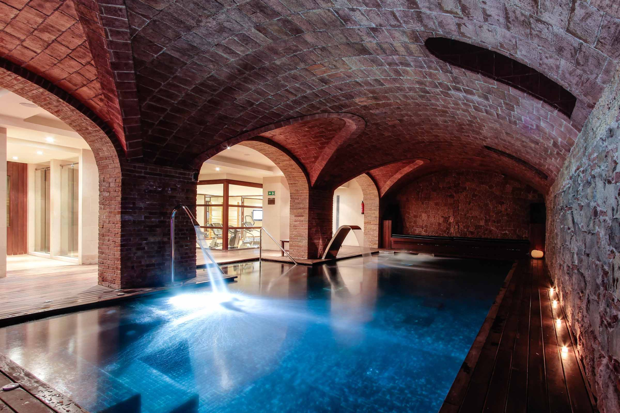 Piscina del spa con chorros de agua y elementos relajantes.
