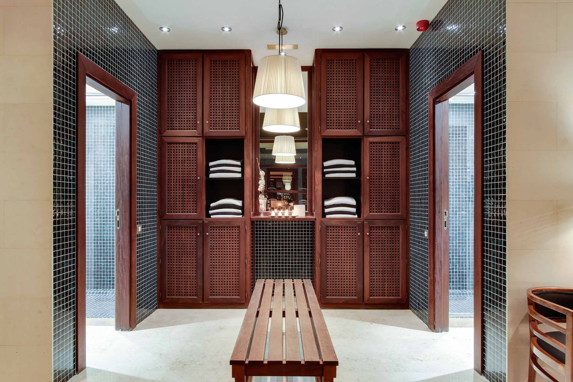 Un vestuario o entrada al spa, con un ambiente tranquilo y elegante.