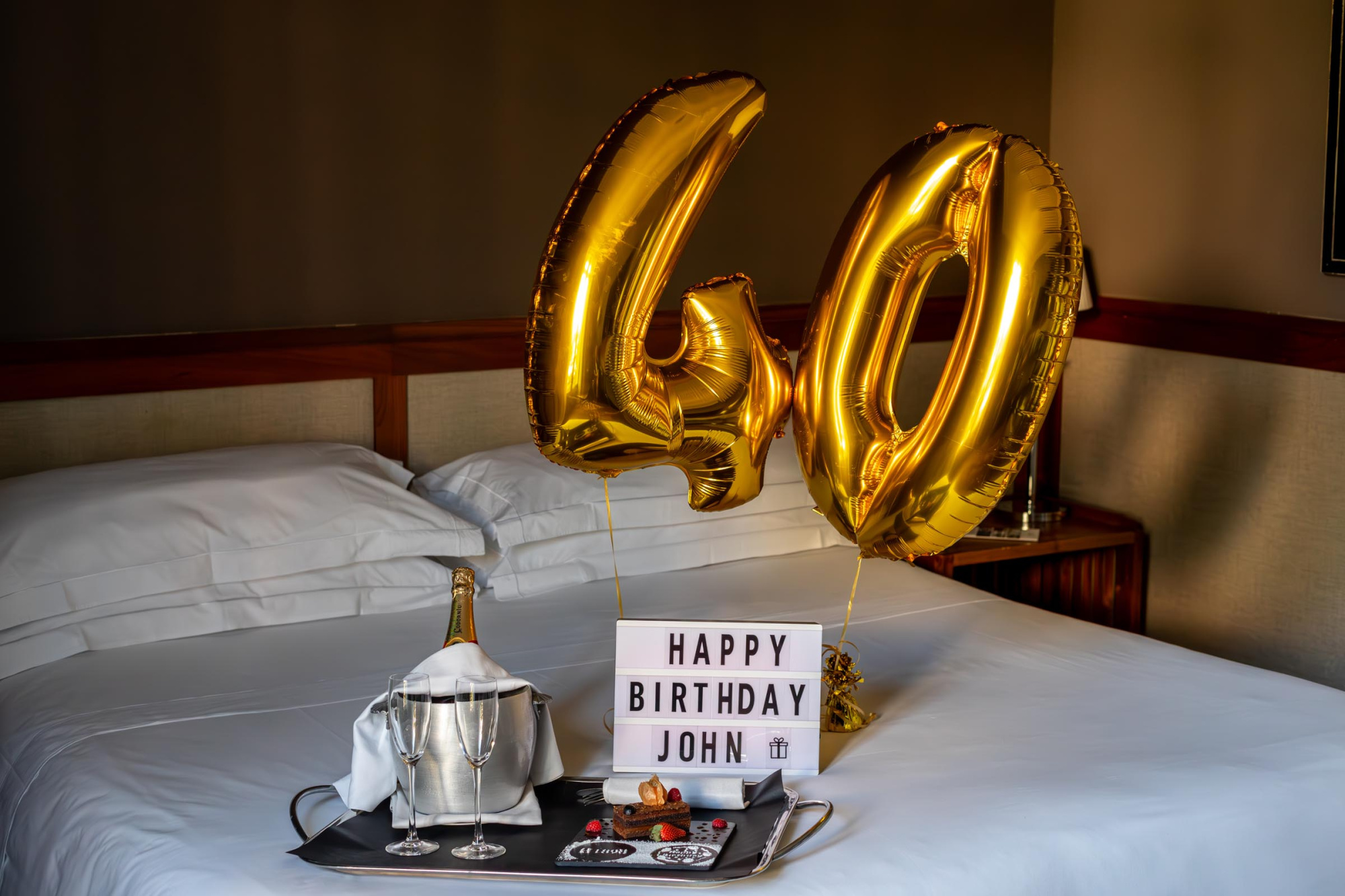 Una decoración festiva de cumpleaños con colores vibrantes y elementos decorativos que crean un ambiente alegre y festivo, ideal para celebraciones en un hotel.