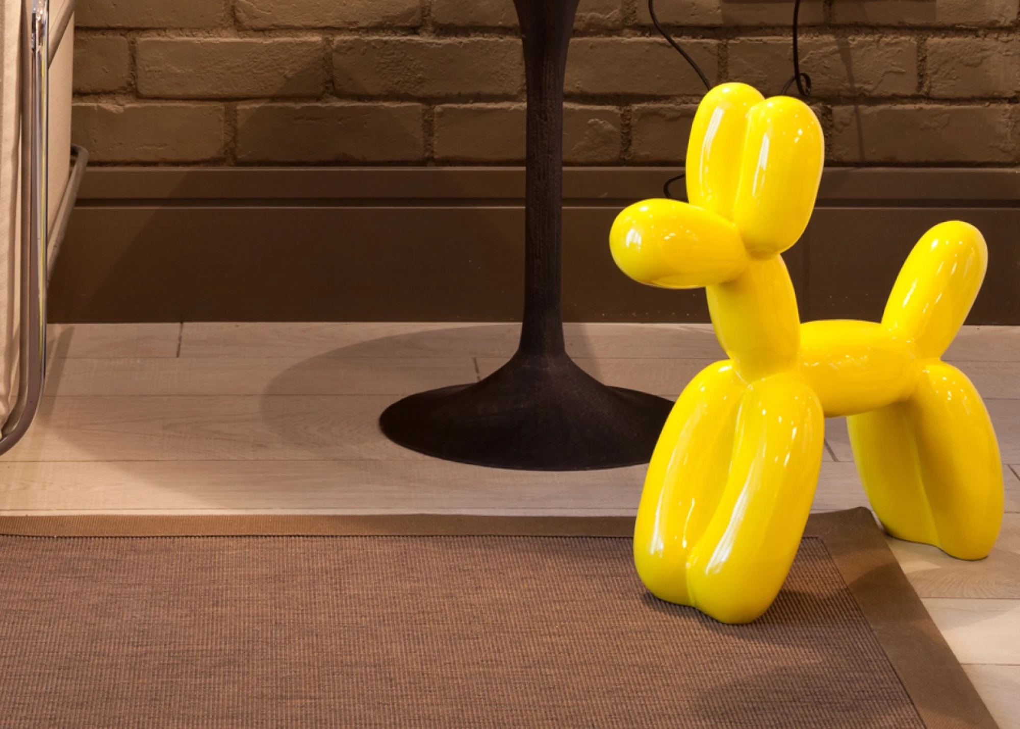 Se ve un globo amarillo con forma de perro y un letrero de prohibición en un interior.