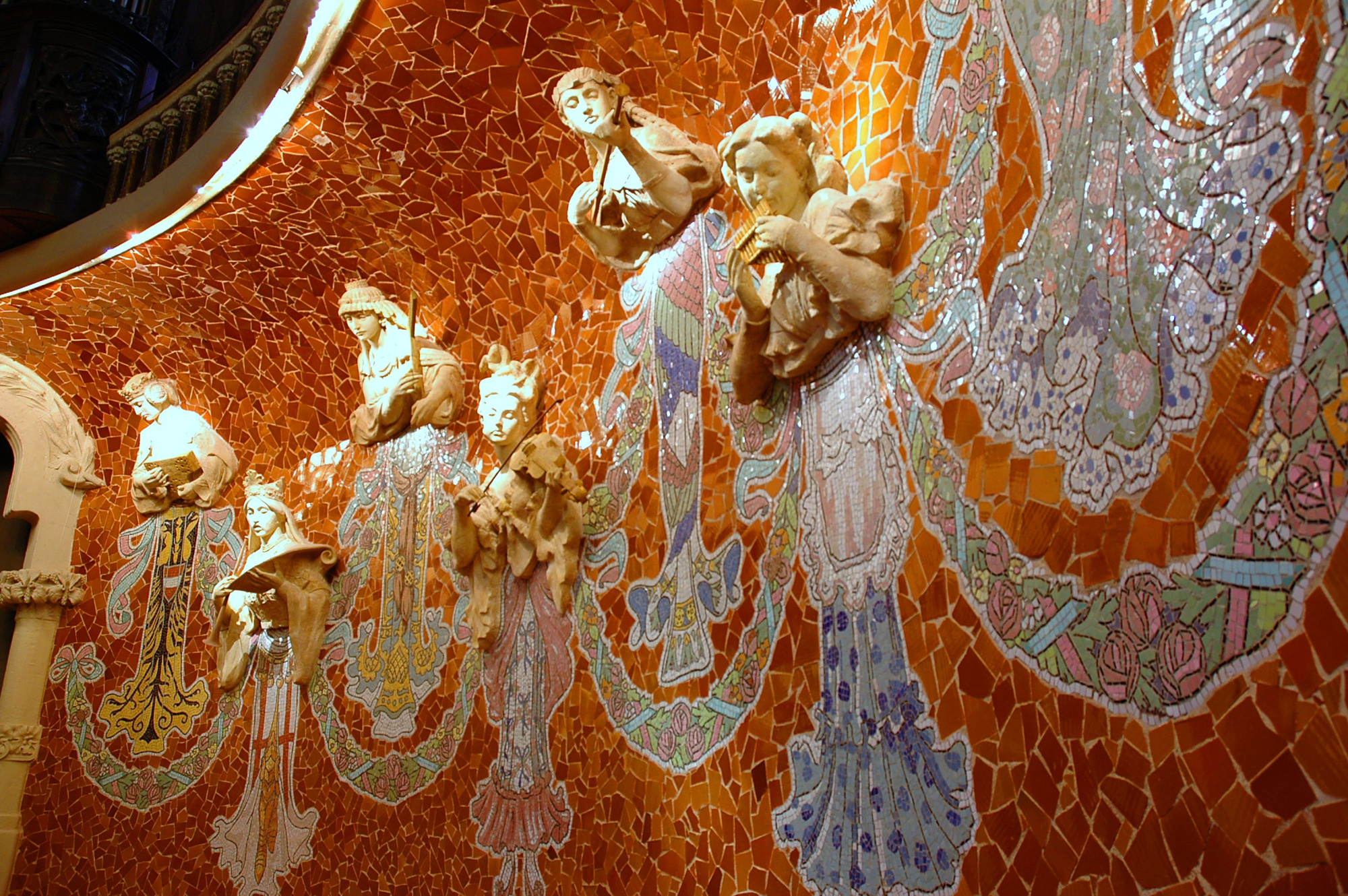 Se observan figuras humanas en mosaico decorativo sobre un fondo de colores.