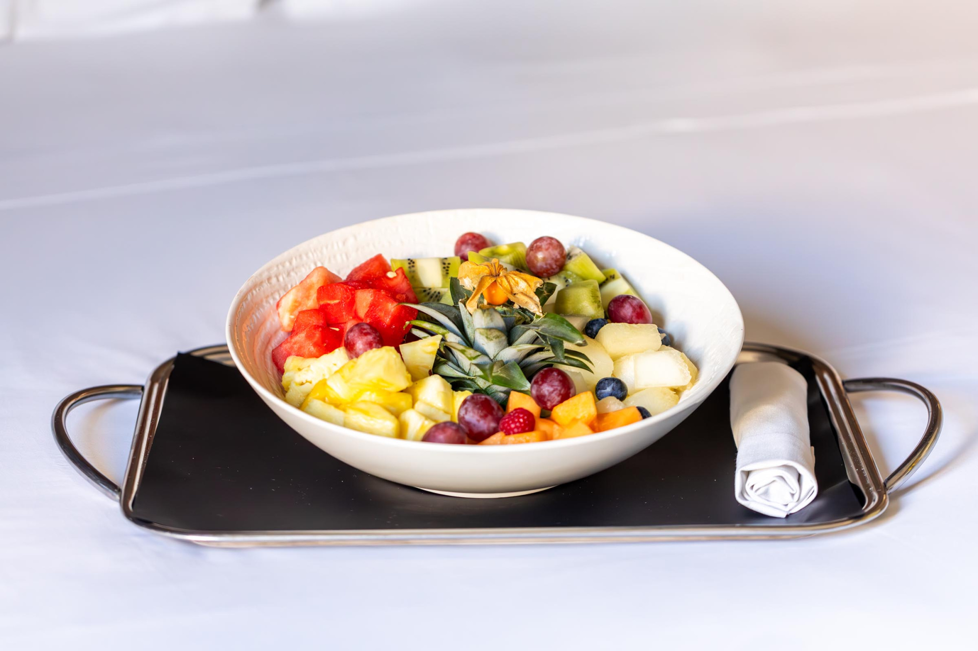 Una presentación atractiva de fruta fresca cortada, ideal para un desayuno saludable o un snack en el hotel.