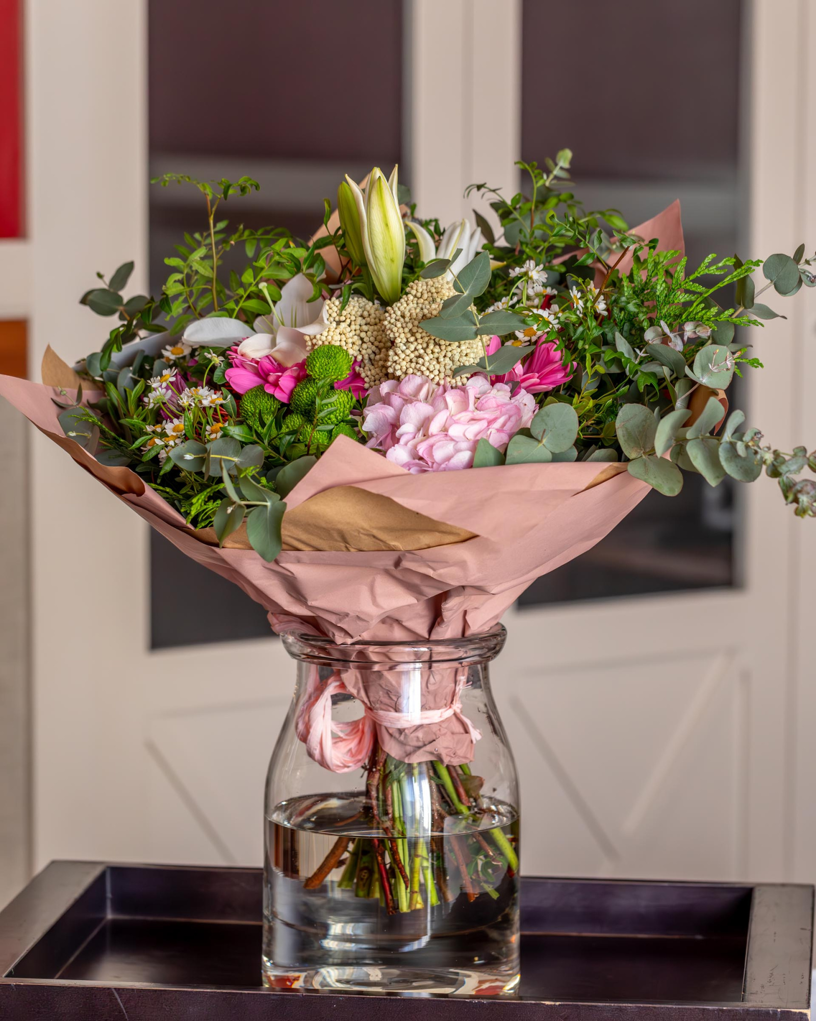 Un ramo de flores colorido y vibrante, ideal para decorar espacios con un toque natural y fresco.