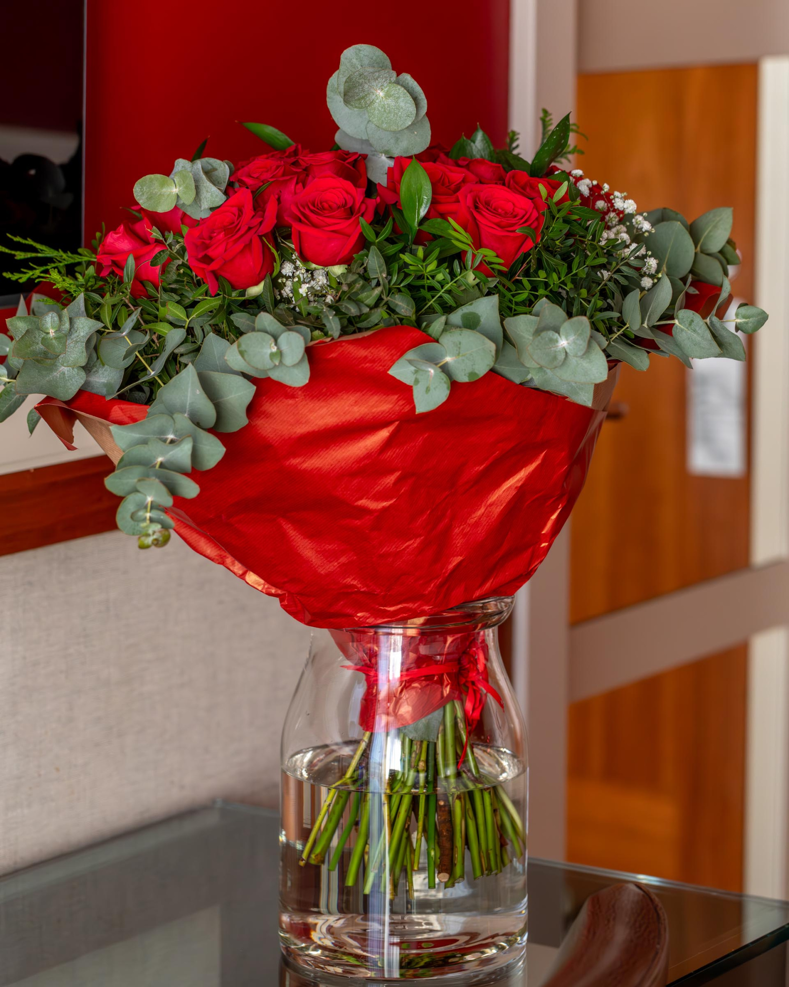 Un hermoso ramo de rosas de rojas, presentado en un estilo clásico y elegante, ideal para decorar espacios o como regalo.