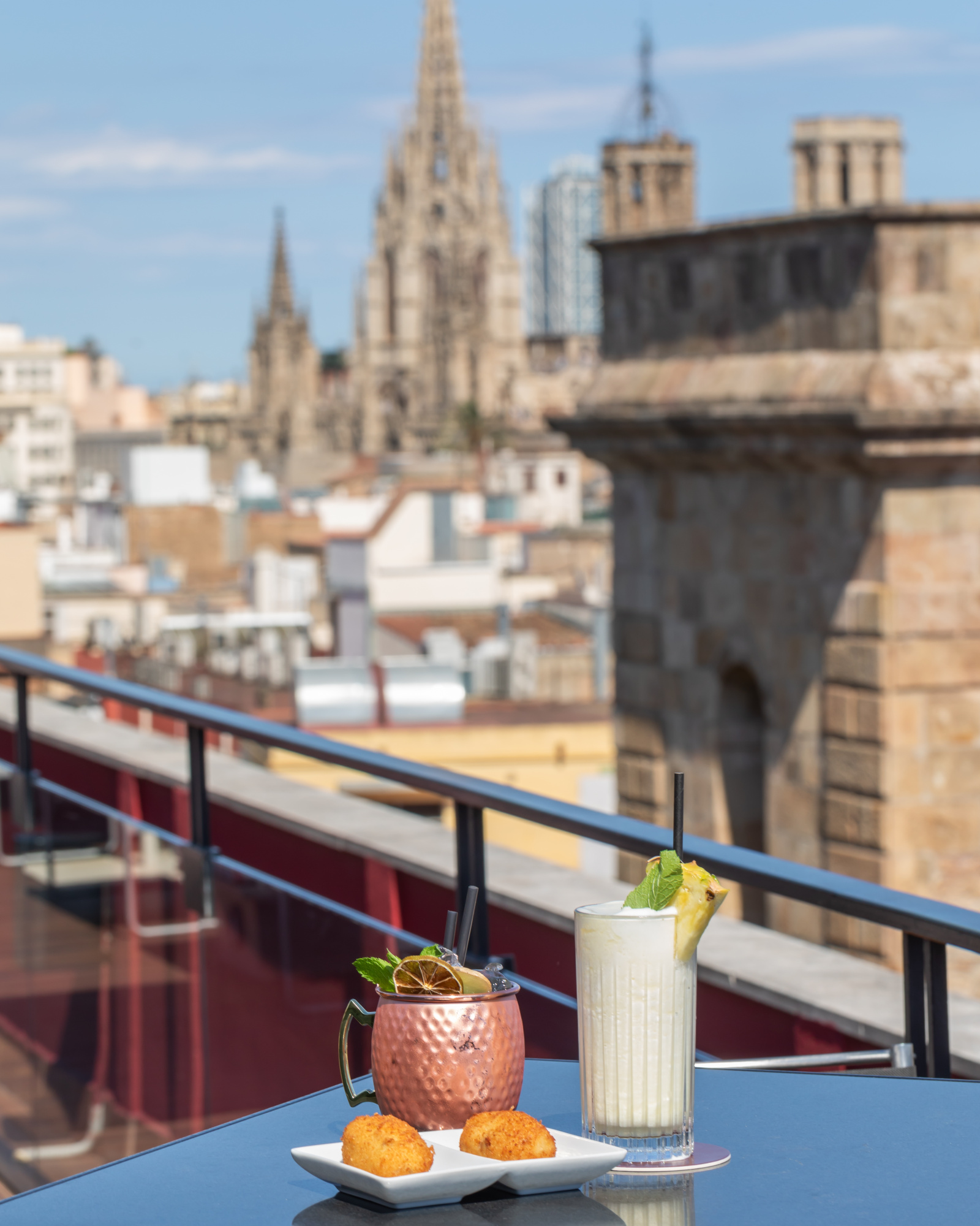 Una vista panorámica del horizonte urbano con edificios altos y modernos, destacando la arquitectura contemporánea y el cielo despejado.