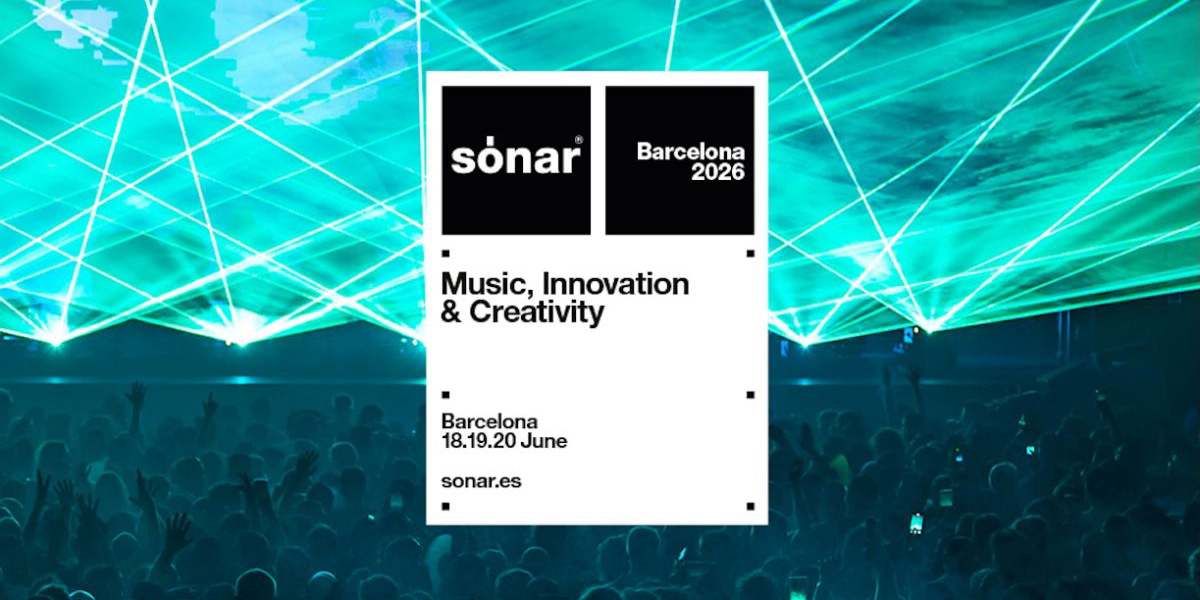 Un cartel con el logotipo de Sonar y el texto Barcelona 2020 se muestra sobre un escenario con luces.