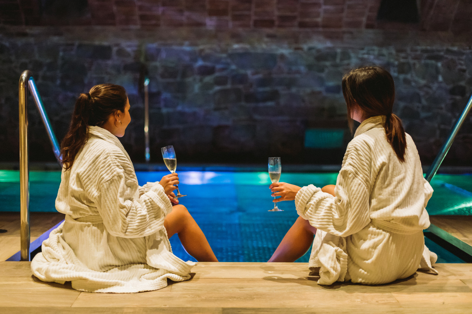 Una vista del área de spa que muestra un ambiente relajante con decoración moderna y elegante, ideal para el bienestar y la relajación en un hotel.