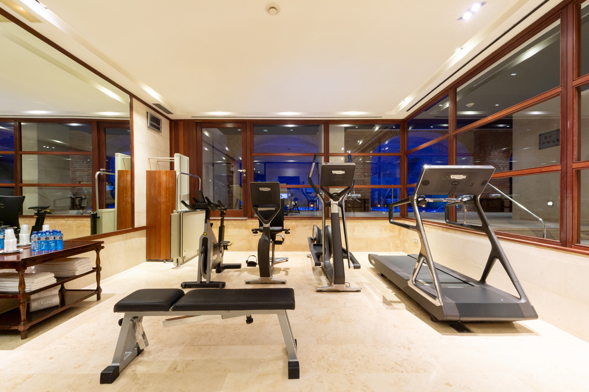 Muestra la sala de fitness.