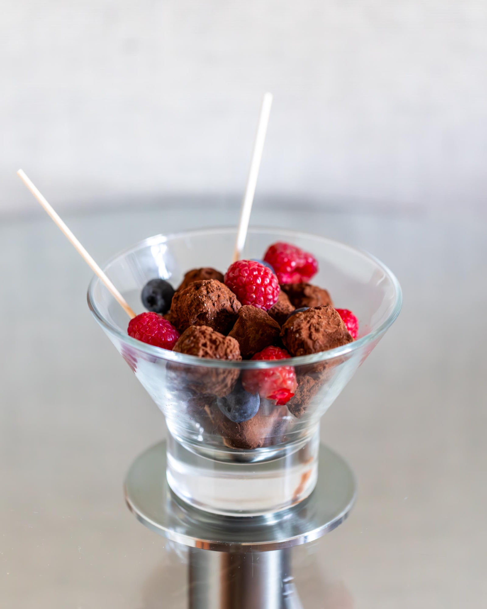 Imagen de deliciosas trufas de chocolate con una cobertura brillante y suave, perfectas para un postre elegante o un regalo especial.