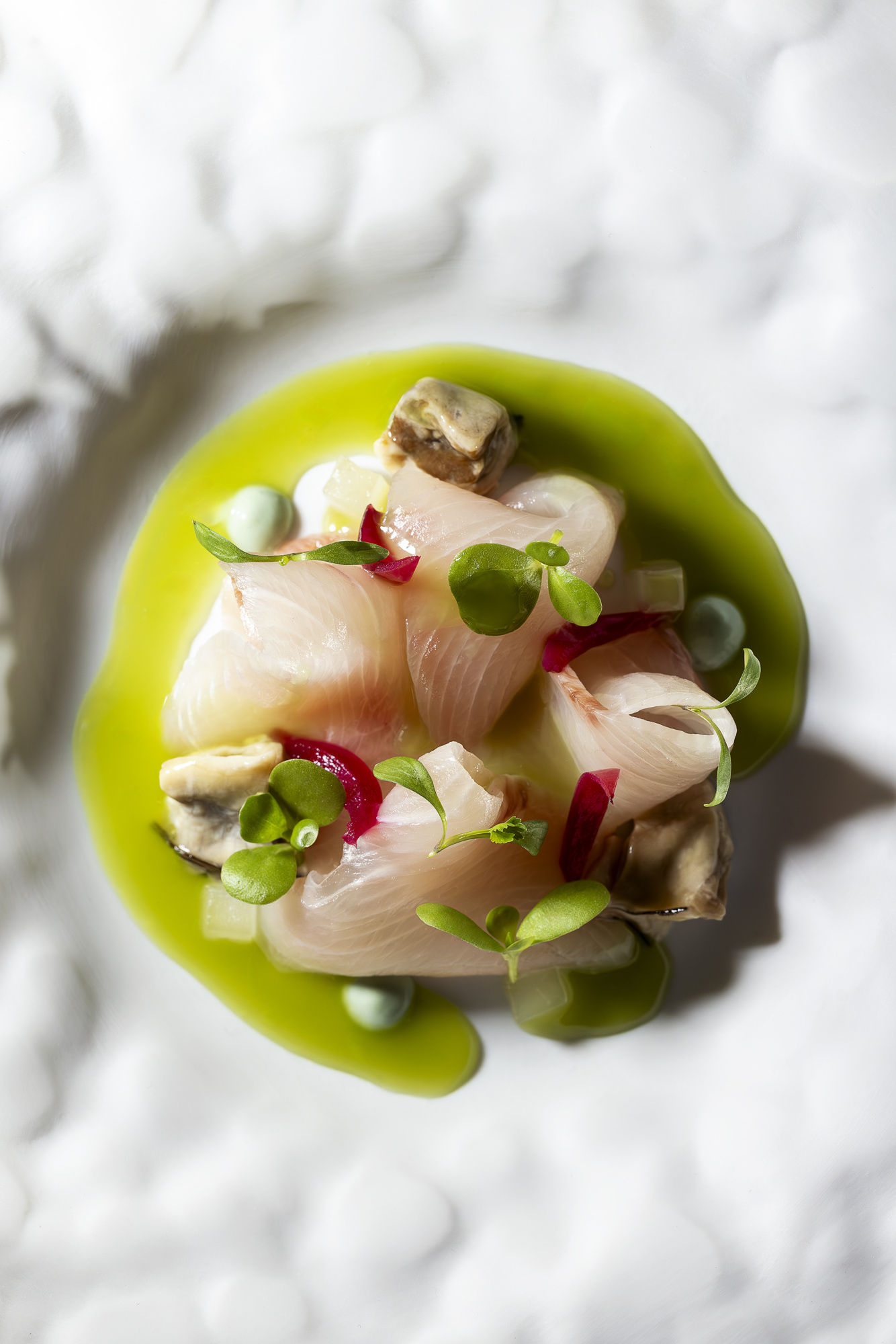 LASARTE Pez limón marinado, ostras ahumadas, pepino y encurtidos