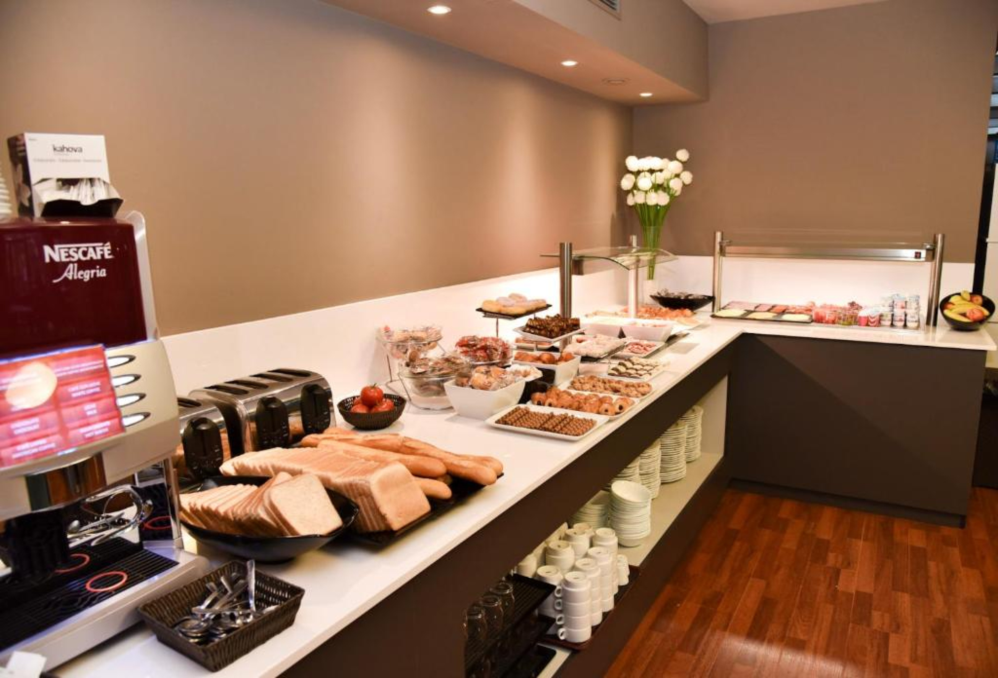 Una línea de buffet con una variedad de alimentos en el Aparthotel SunClub Salou en Salou, mostrando una presentación abundante y colorida de platos. La escena refleja un ambiente acogedor y bien surtido para los huéspedes.